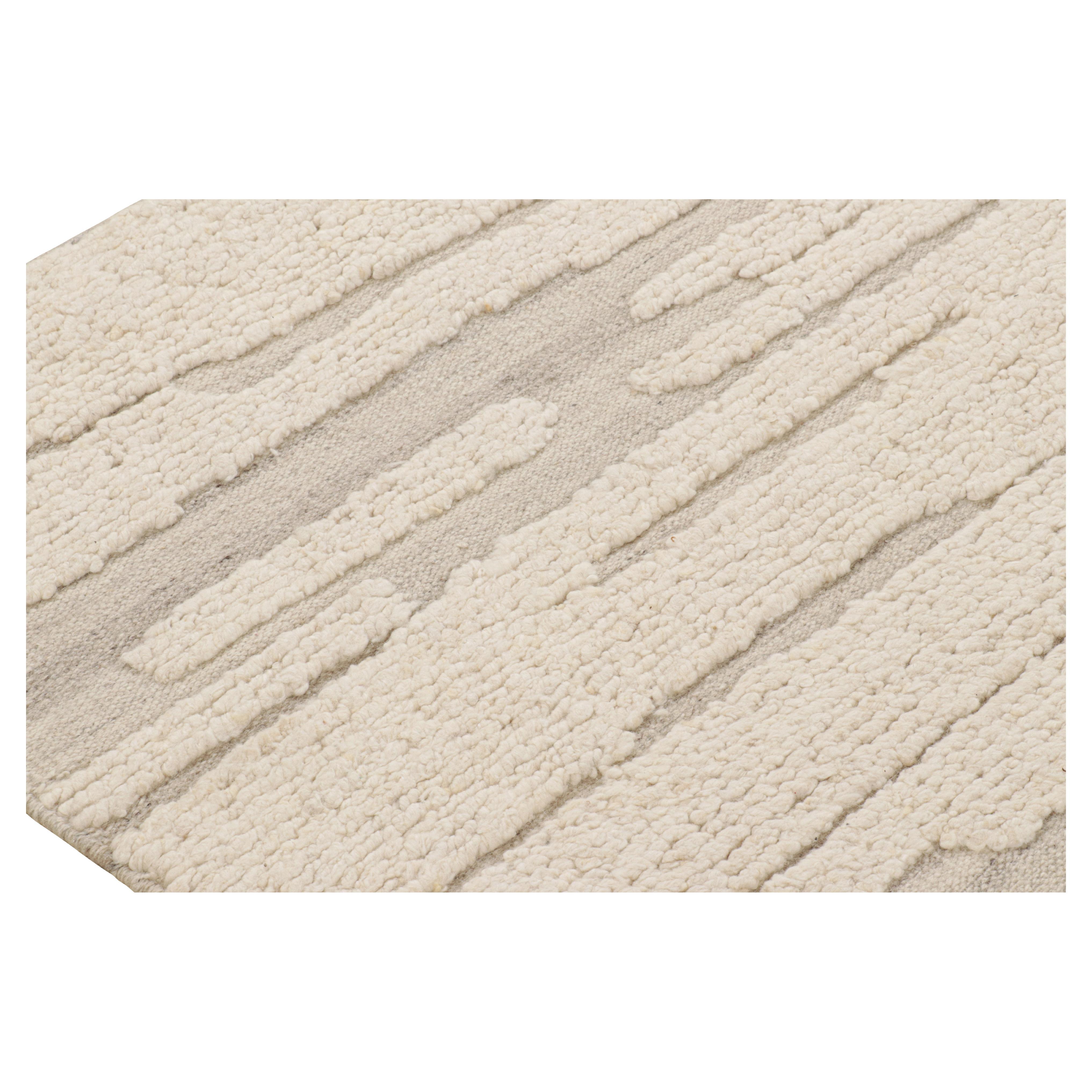 Rug & Kilim's Textur-Kilim in Weiß mit abstrakten Hoch-Tief-Mustern im Angebot
