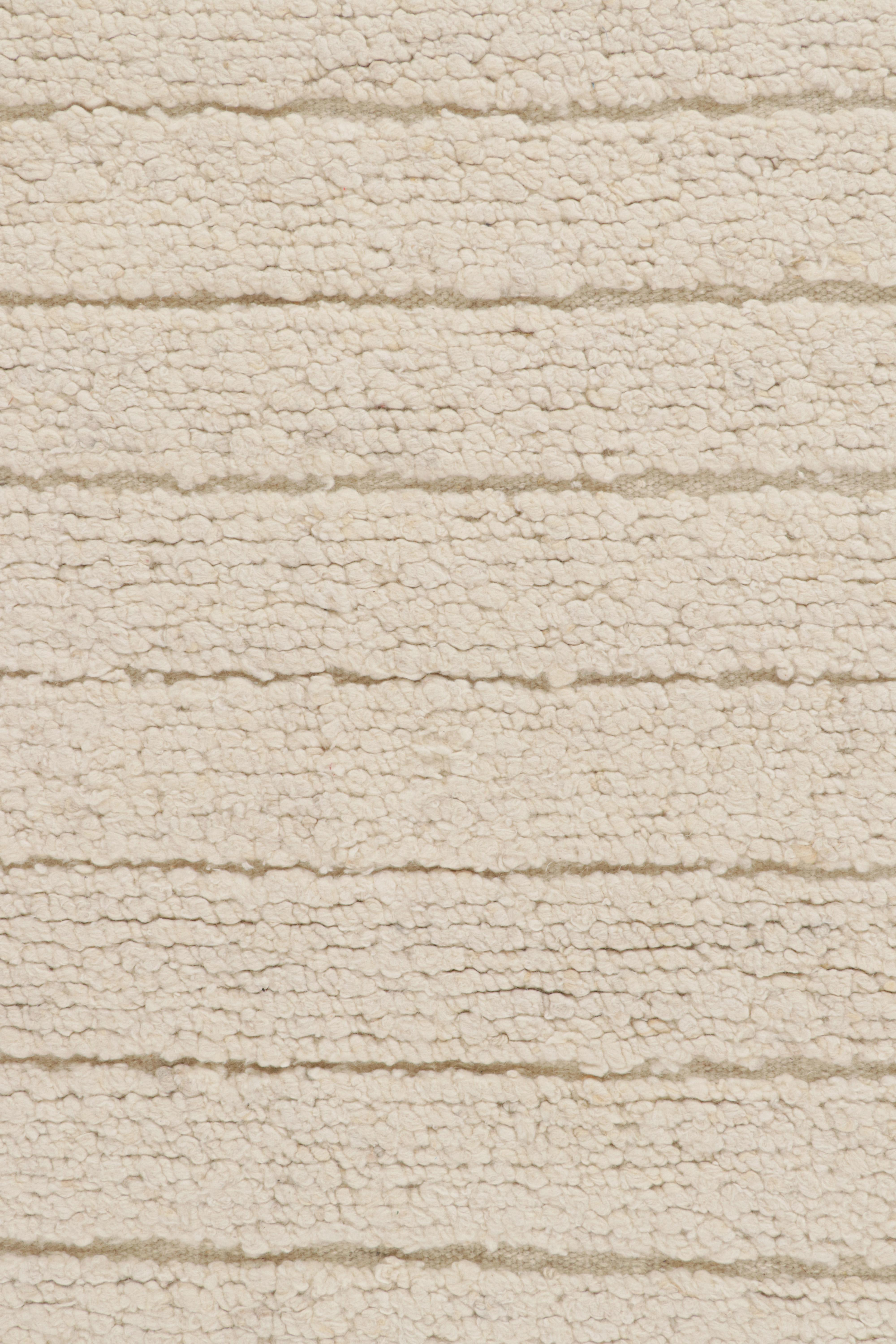 Rug & Kilim's texturierter Kilim-Teppich in Creme und weißen Hoch-Tief-Streifen (Moderne) im Angebot