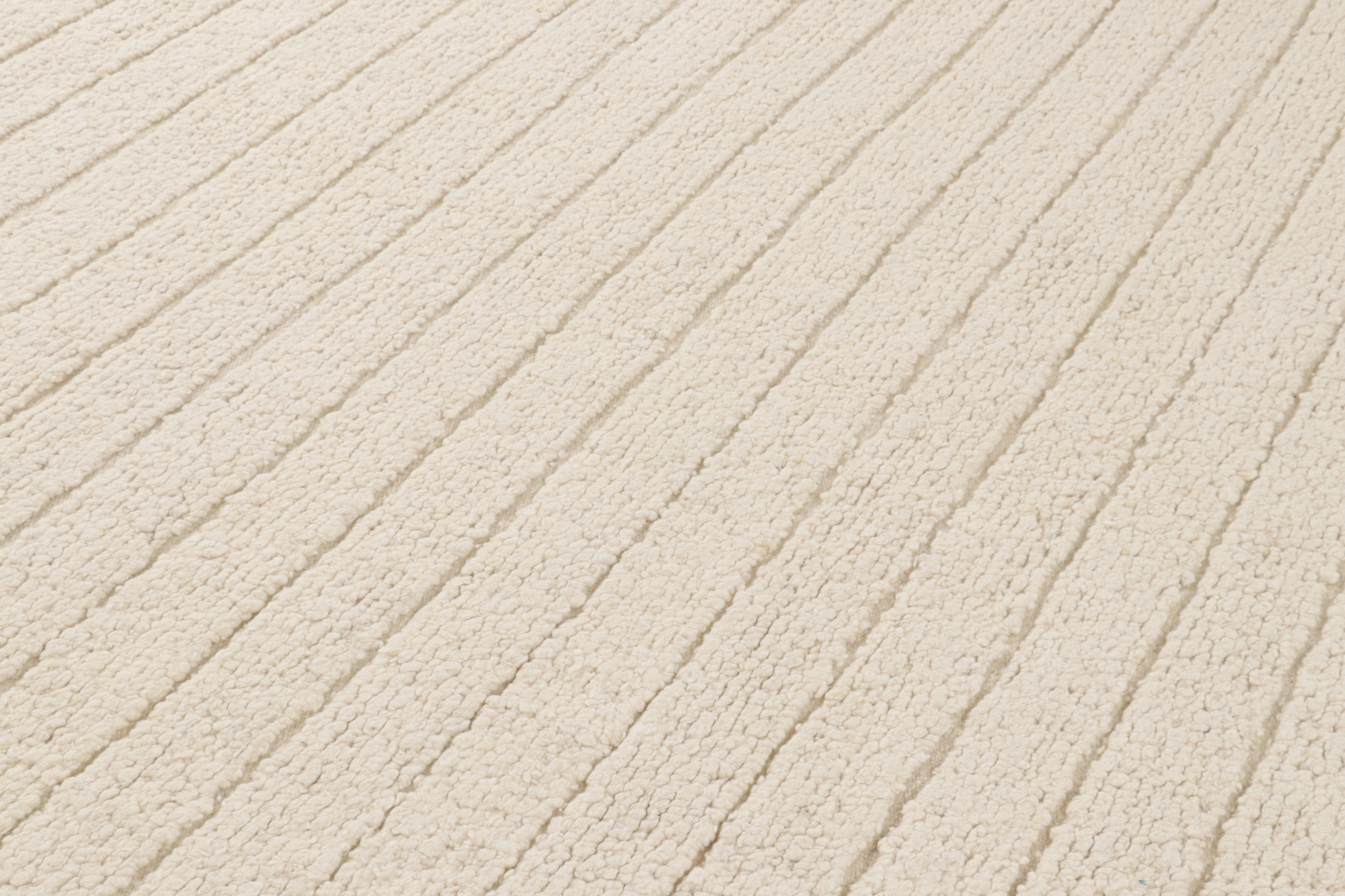 Moderno Rug & Kilim è un tappeto Kilim a strisce alte bianche e crema. in vendita
