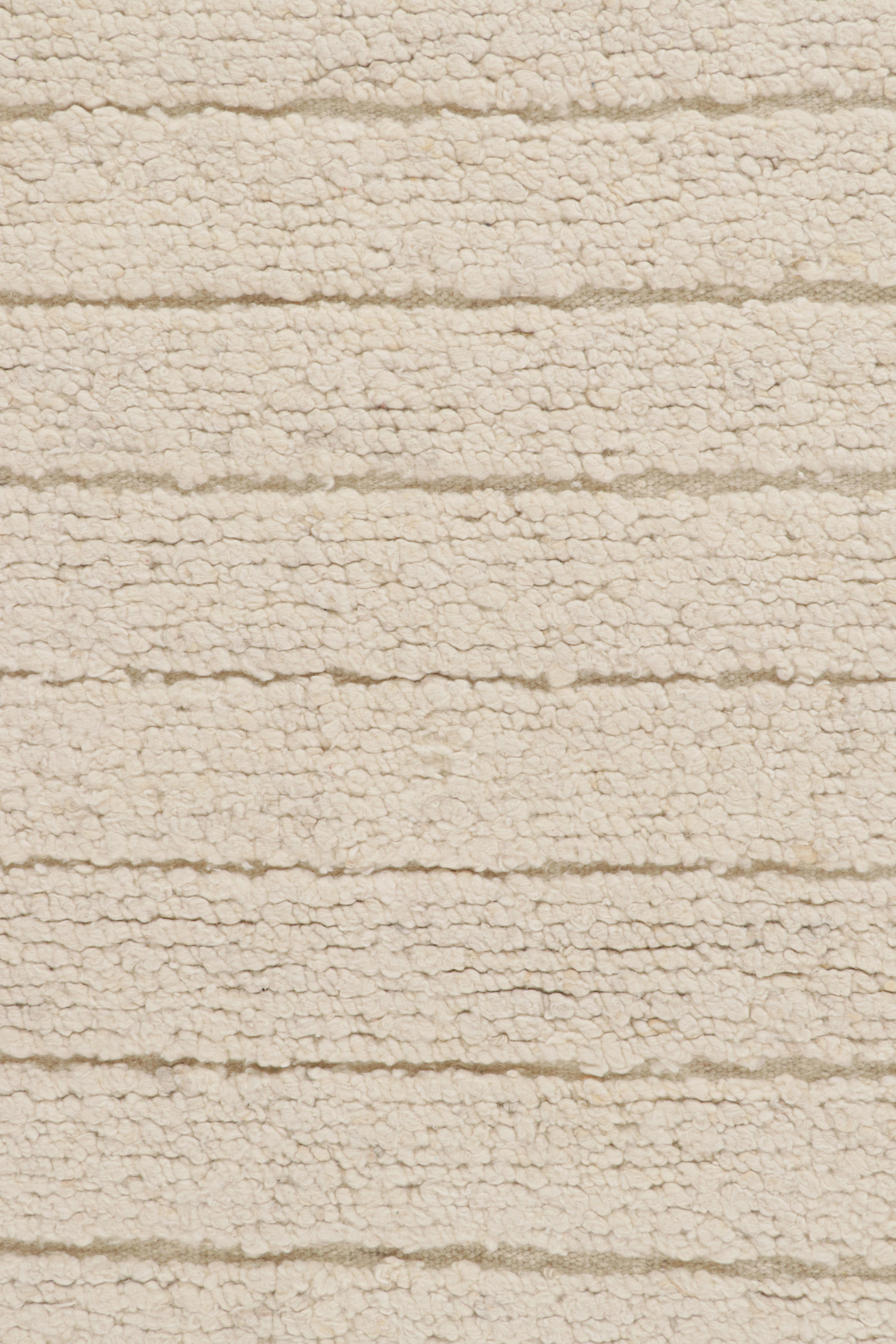Indiano Rug & Kilim è un tappeto Kilim a strisce alte bianche e crema. in vendita