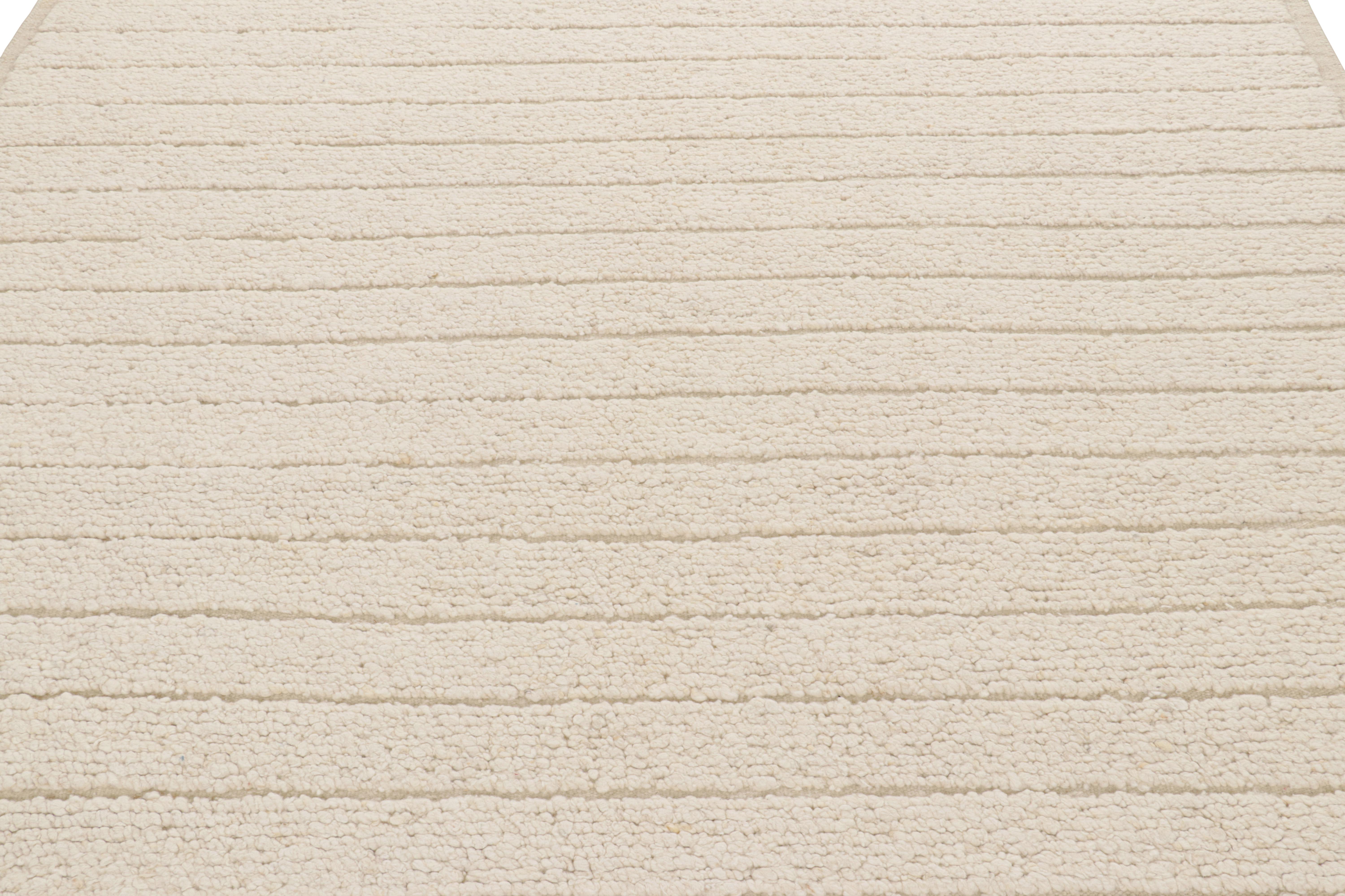 Rug & Kilim's texturierter Kilim-Teppich in Creme und weißen Hoch-Tief-Streifen (Handgewebt) im Angebot