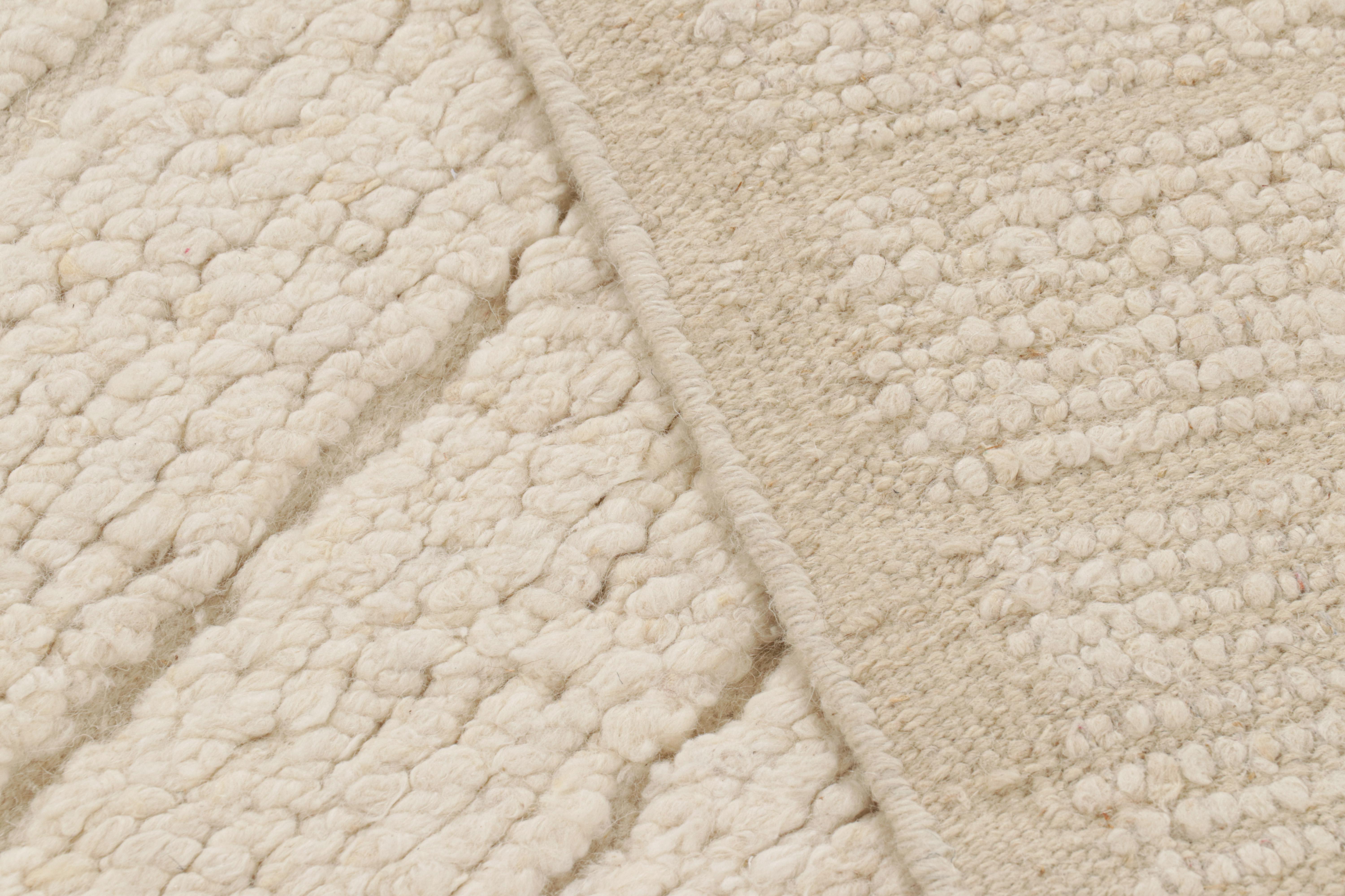 Rug & Kilim's texturierter Kilim-Teppich in Creme und weißen Hoch-Tief-Streifen (21. Jahrhundert und zeitgenössisch) im Angebot