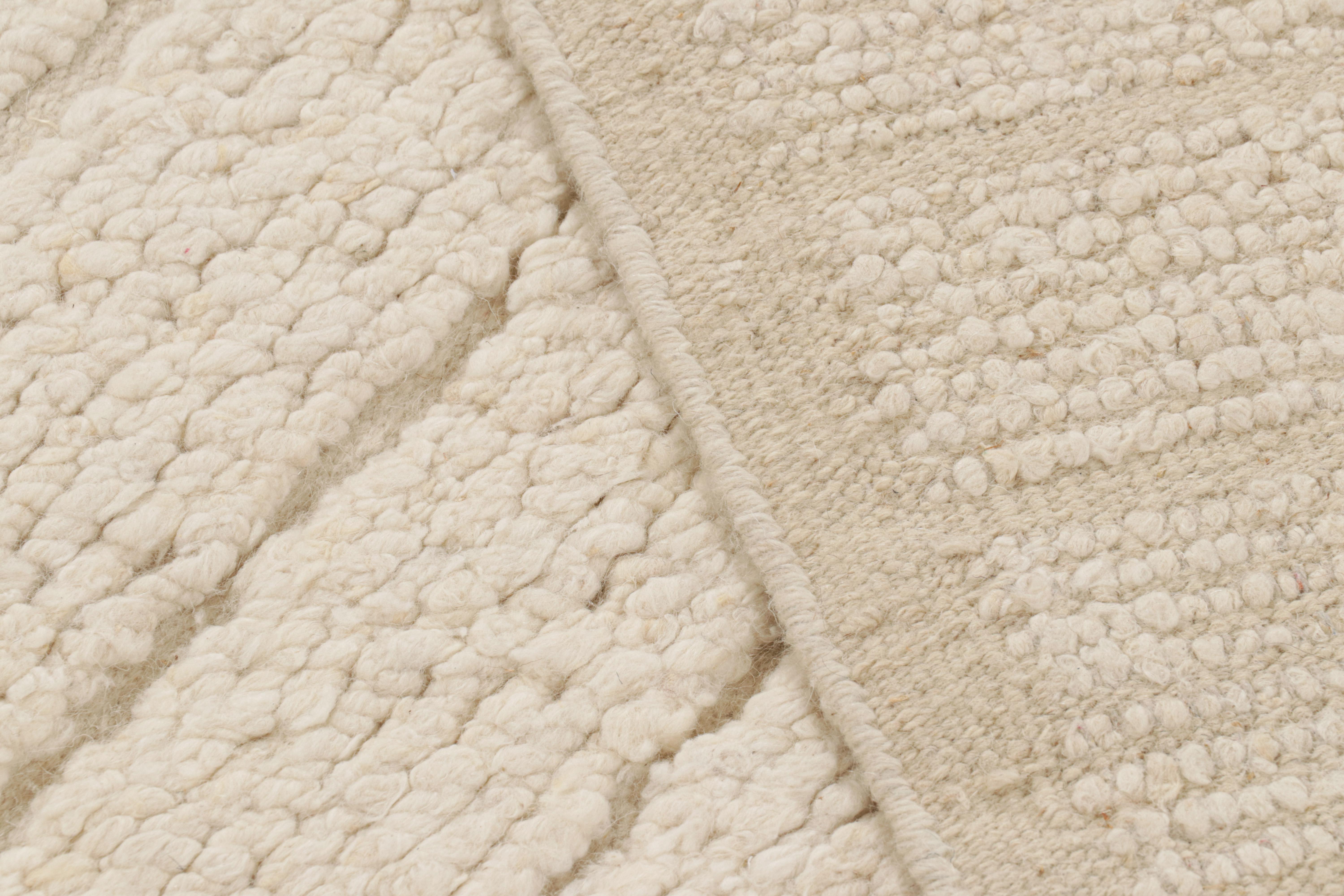 XXI secolo e contemporaneo Rug & Kilim è un tappeto Kilim a strisce alte bianche e crema. in vendita