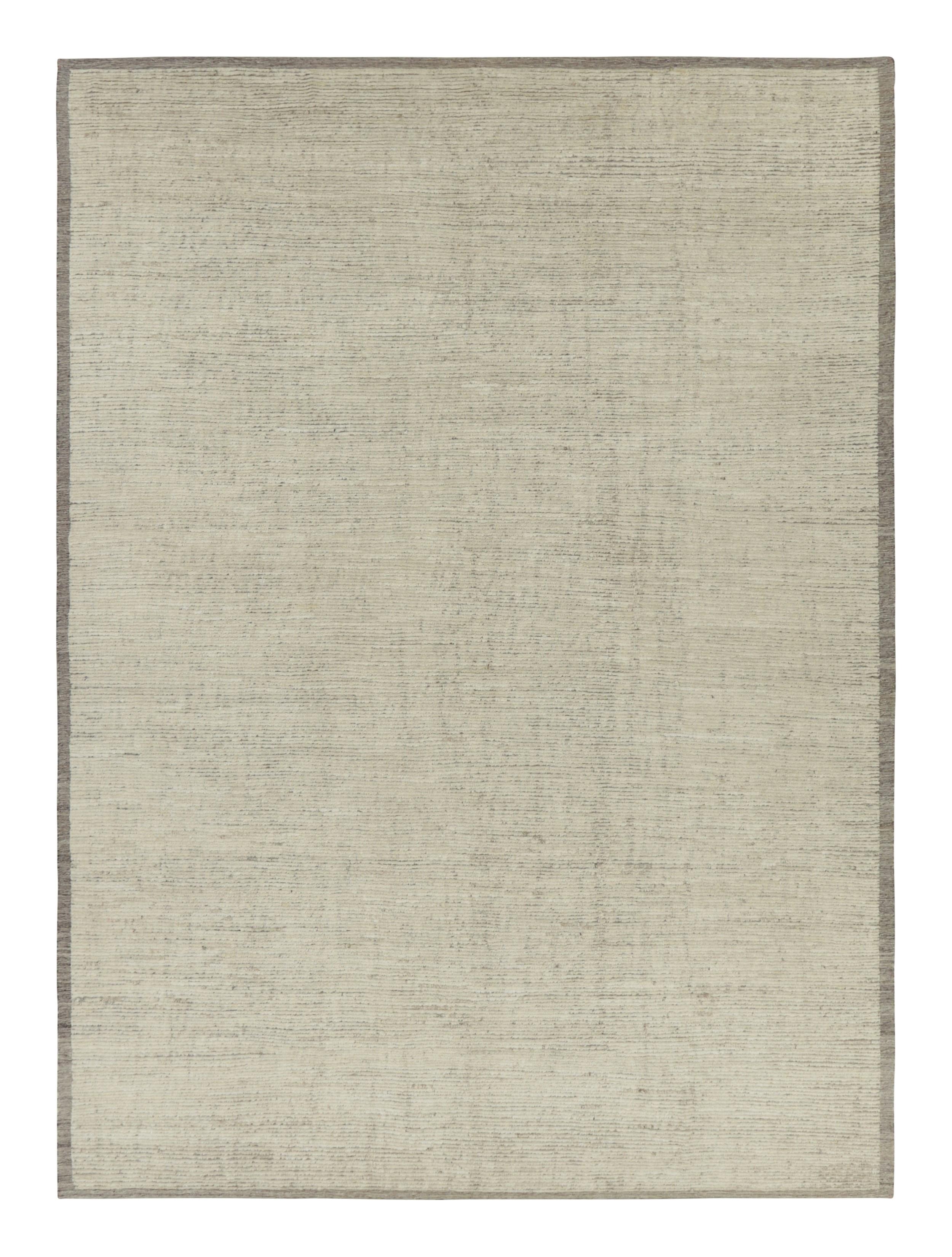 Tessuto a mano in lana, questo Kilim contemporaneo 10x14 oversize è un'entusiasmante aggiunta alle collezioni di tappeti Kilim & Flat Weave e Textural di Rug & Kilim. Questa linea particolare presenta tappeti con un gioco di vello e trama piatta,
