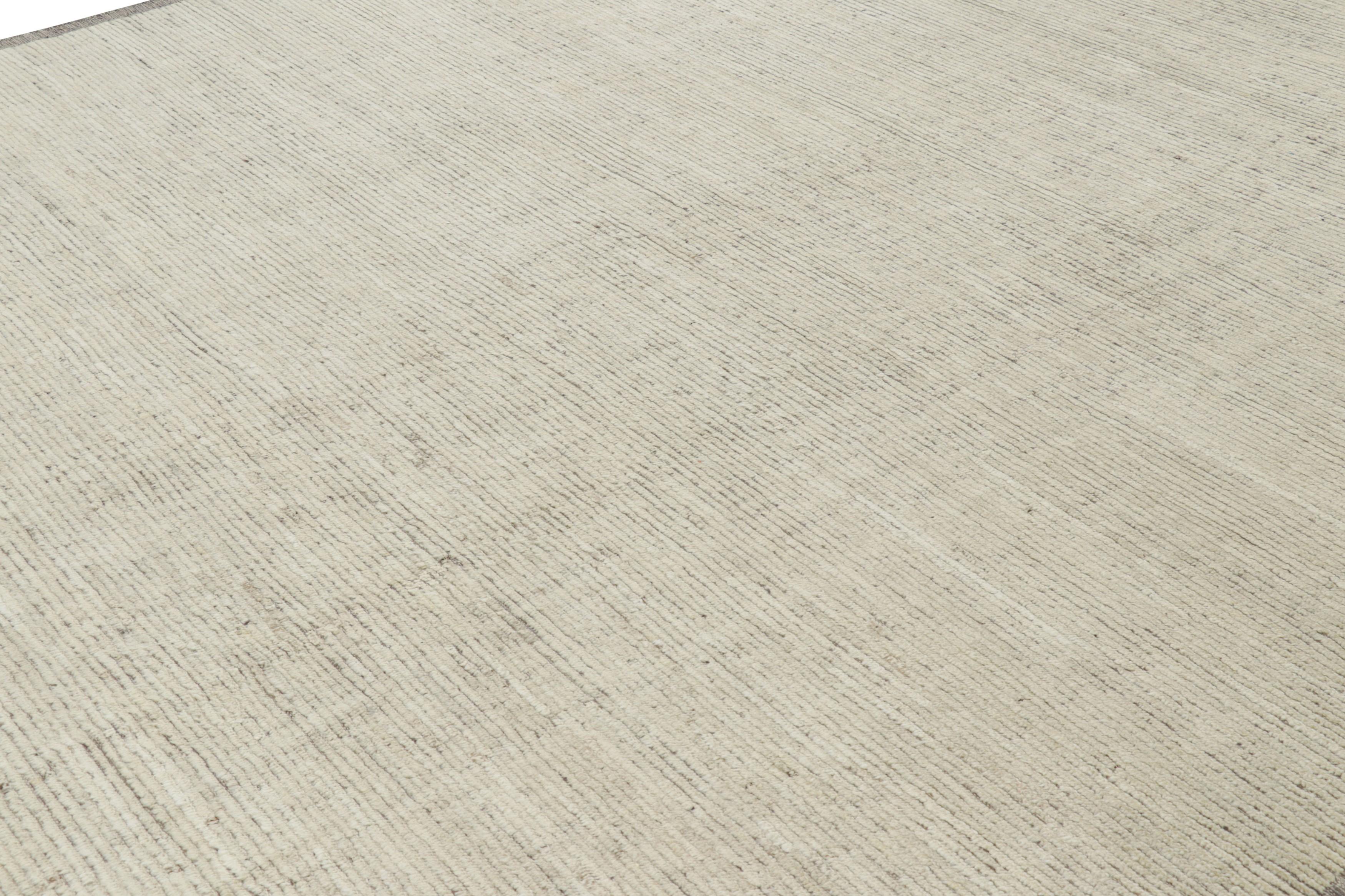 Moderno Rug & Kilim: Kilim testurizzato con strisce e righe testurizzate beige e bianche in vendita