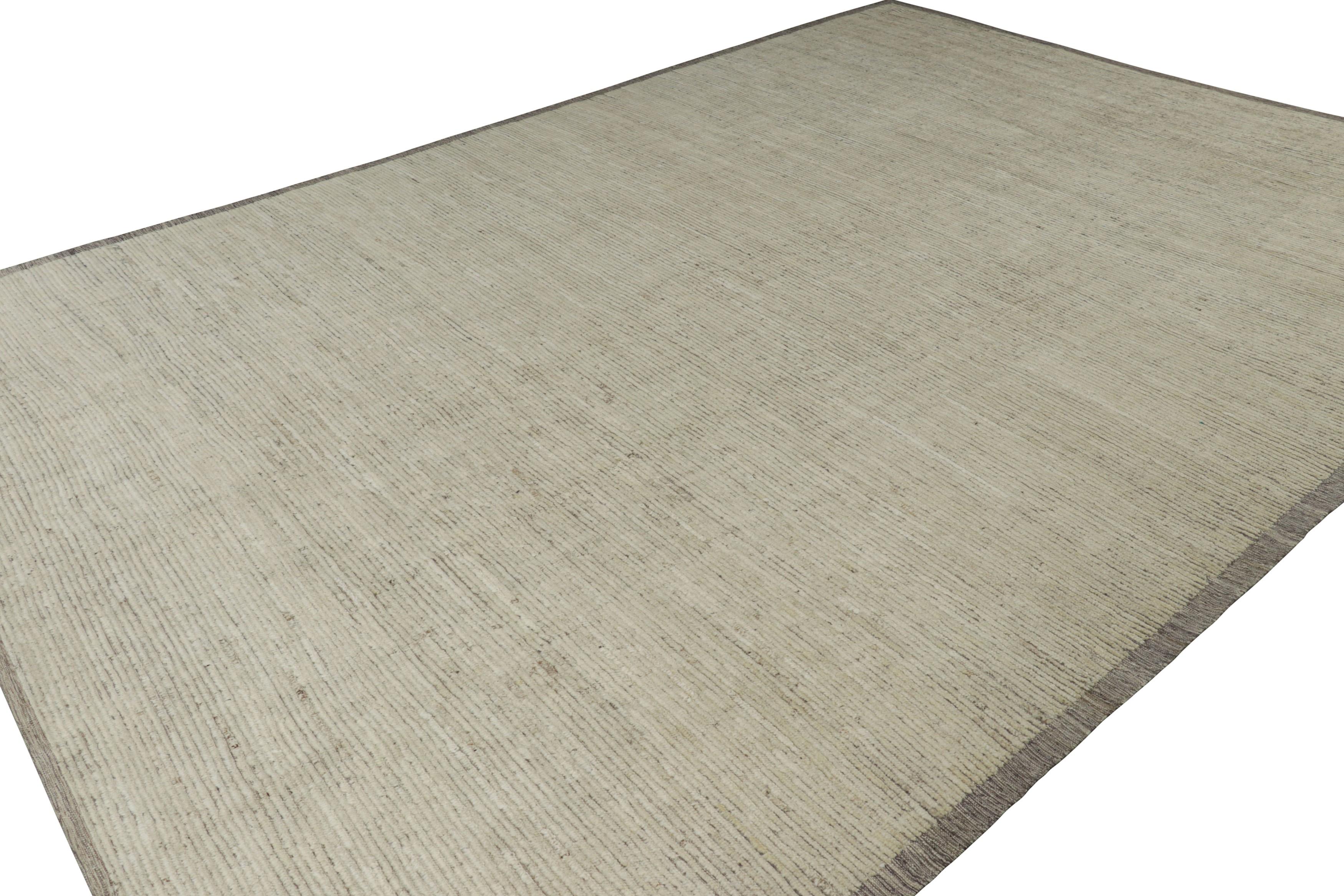 Tessuto a mano Rug & Kilim: Kilim testurizzato con strisce e righe testurizzate beige e bianche in vendita