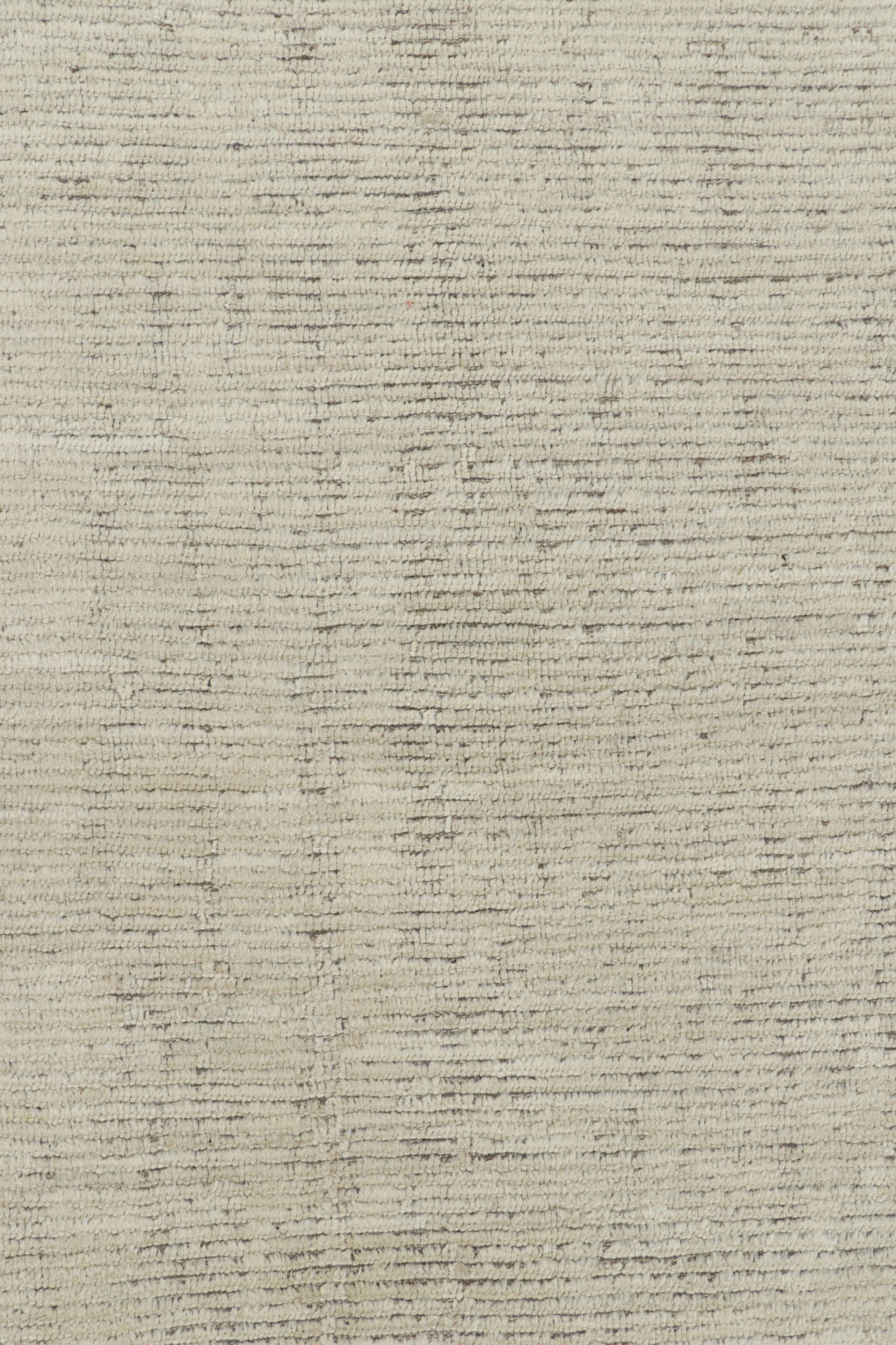 Rug & Kilim's Struktur-Kilim mit beigen und weißen Strukturstreifen und Streifen (Handgewebt) im Angebot