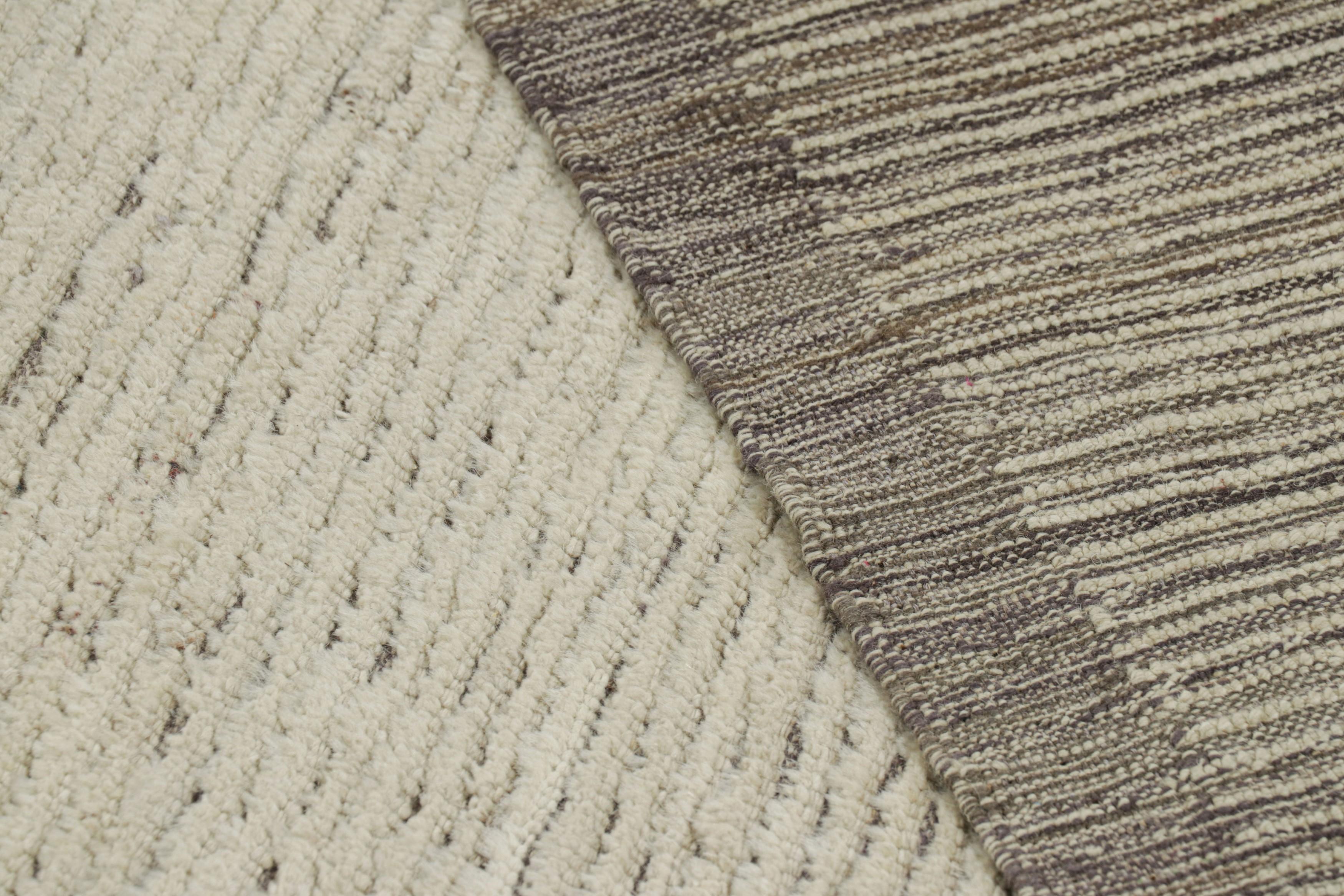 Rug & Kilim's Struktur-Kilim mit beigen und weißen Strukturstreifen und Streifen (21. Jahrhundert und zeitgenössisch) im Angebot
