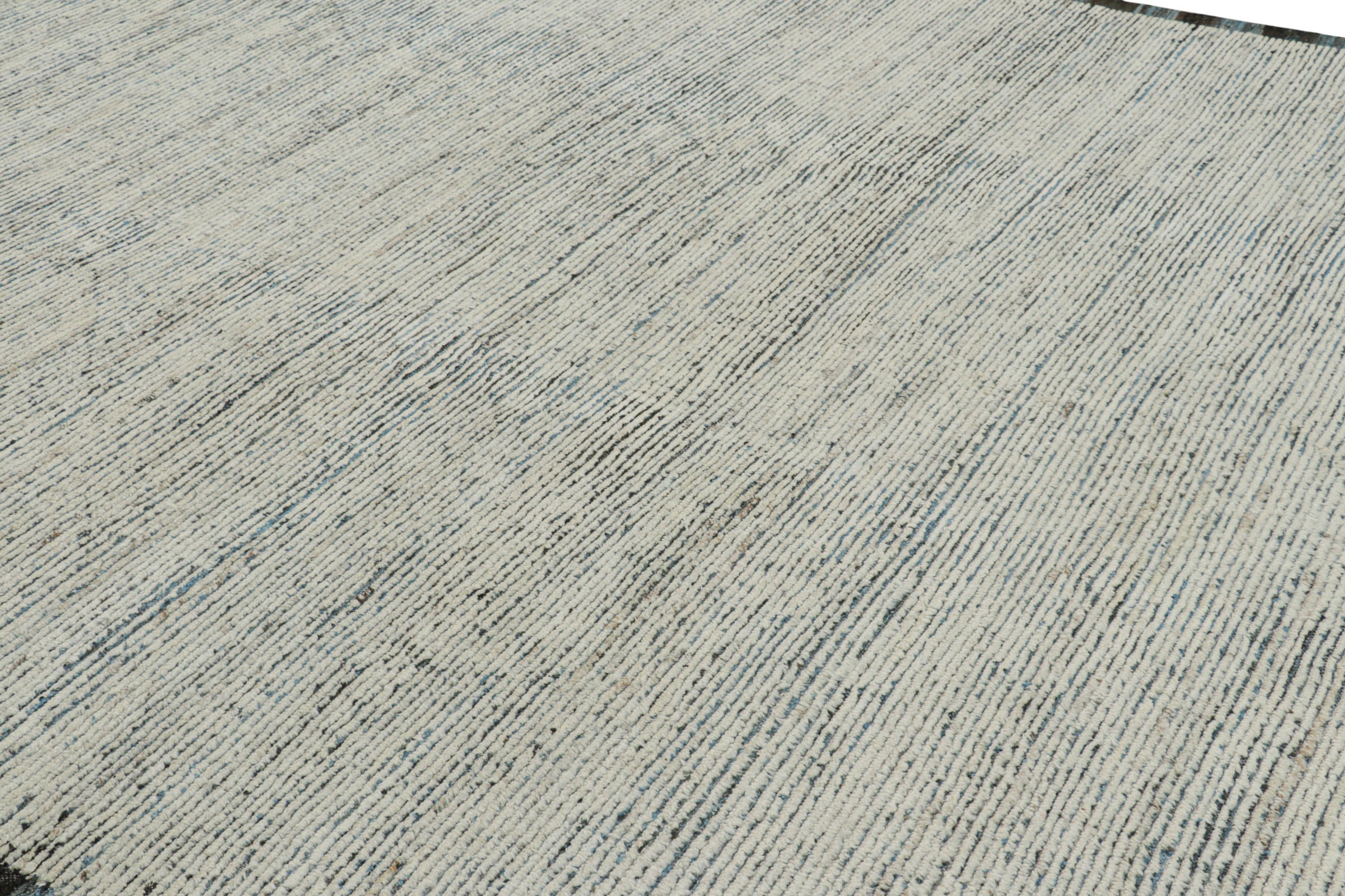 Tessuto a mano in lana, questo Kilim contemporaneo 10x11 è un'interessante aggiunta alle collezioni di tappeti Kilim & Flat Weave e Textural di Rug & Kilim. Questa linea particolare presenta tappeti con un gioco di vello e trama piatta, con un