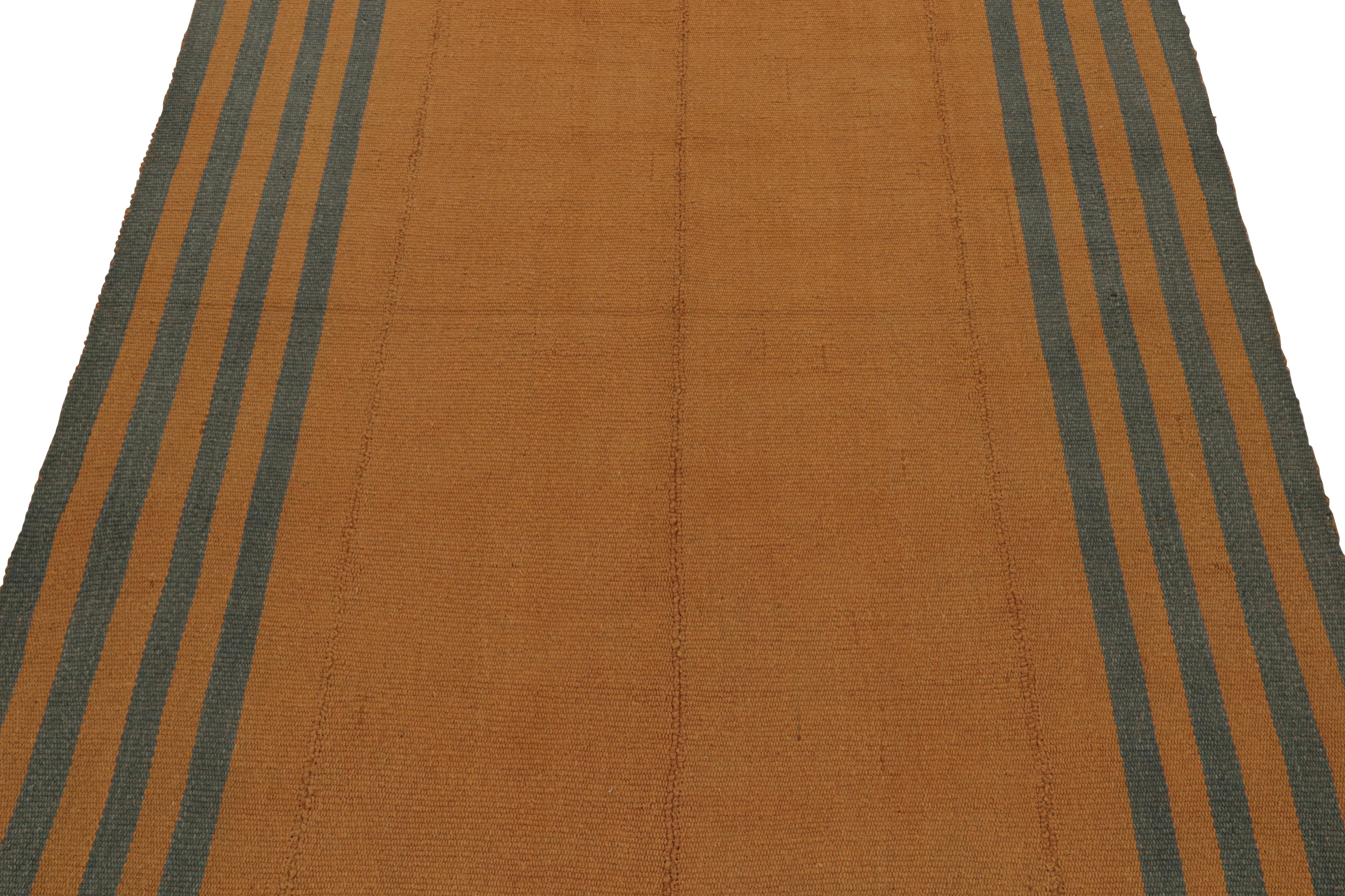 Kilim moderno con textura de Rug & Kilim en naranja con rayas azules Moderno en venta