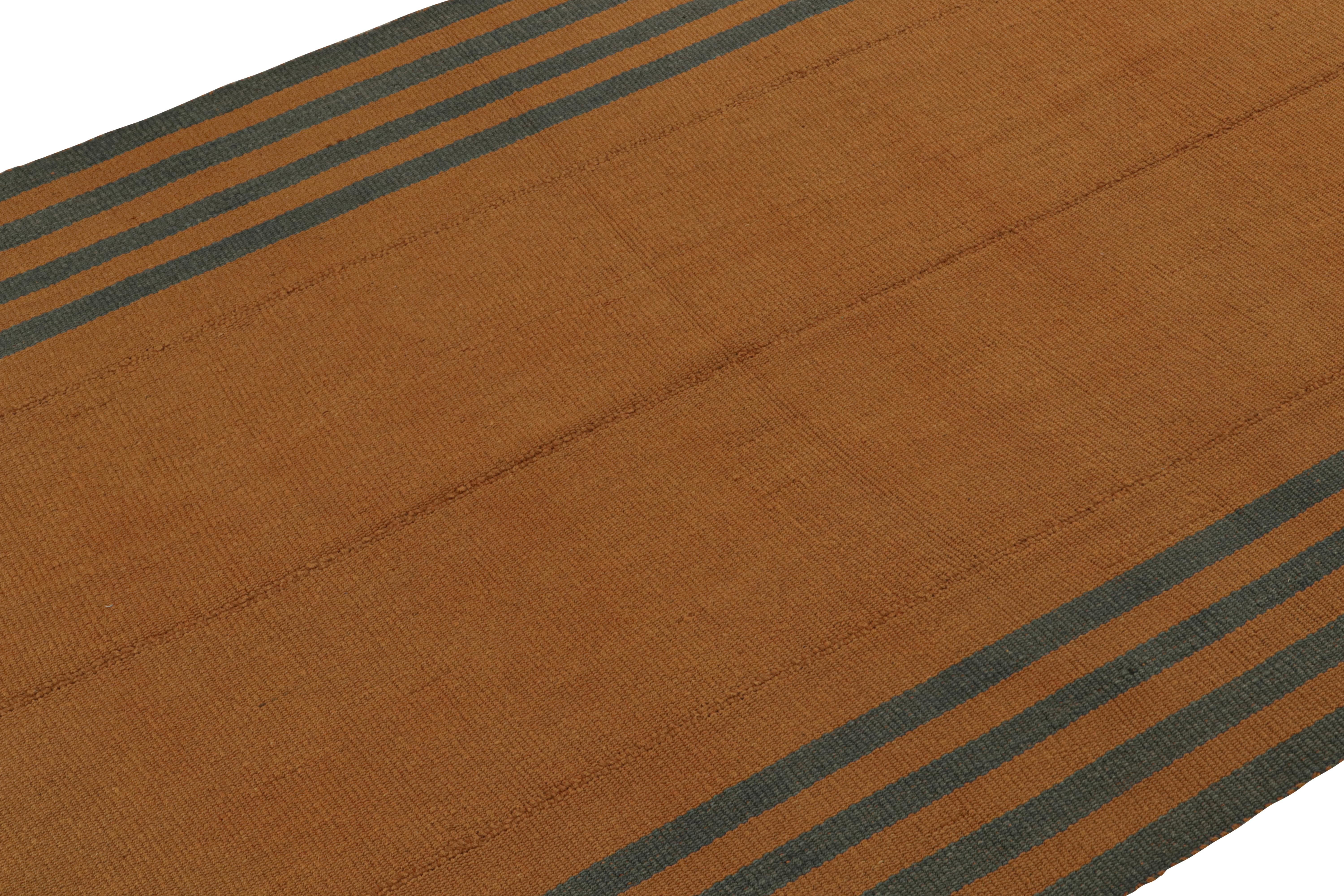 Rug & Kilim's texturierter moderner Kelim in Orange mit blauen Streifen (Afghanisch) im Angebot