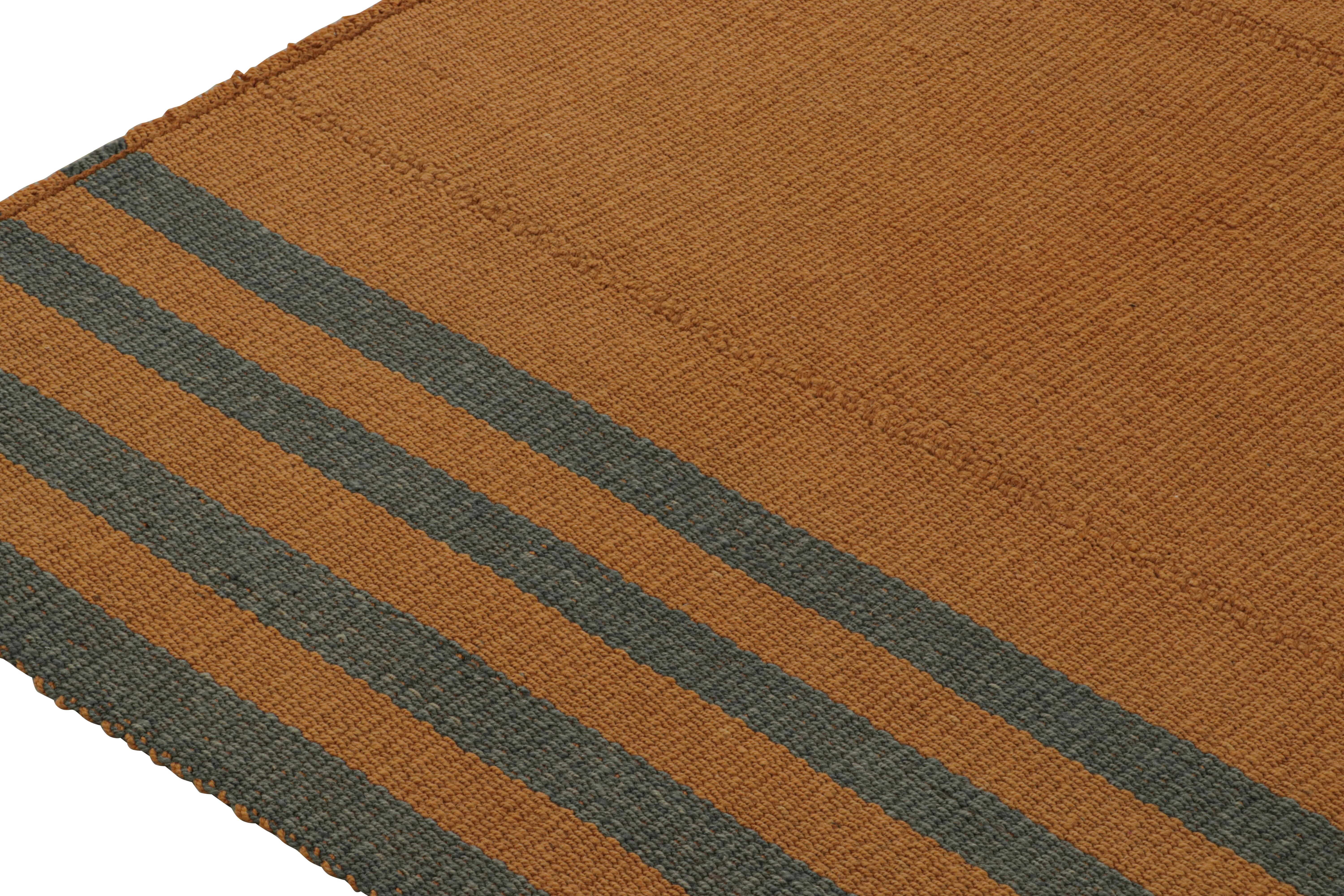 Rug & Kilim's texturierter moderner Kelim in Orange mit blauen Streifen (Handgewebt) im Angebot