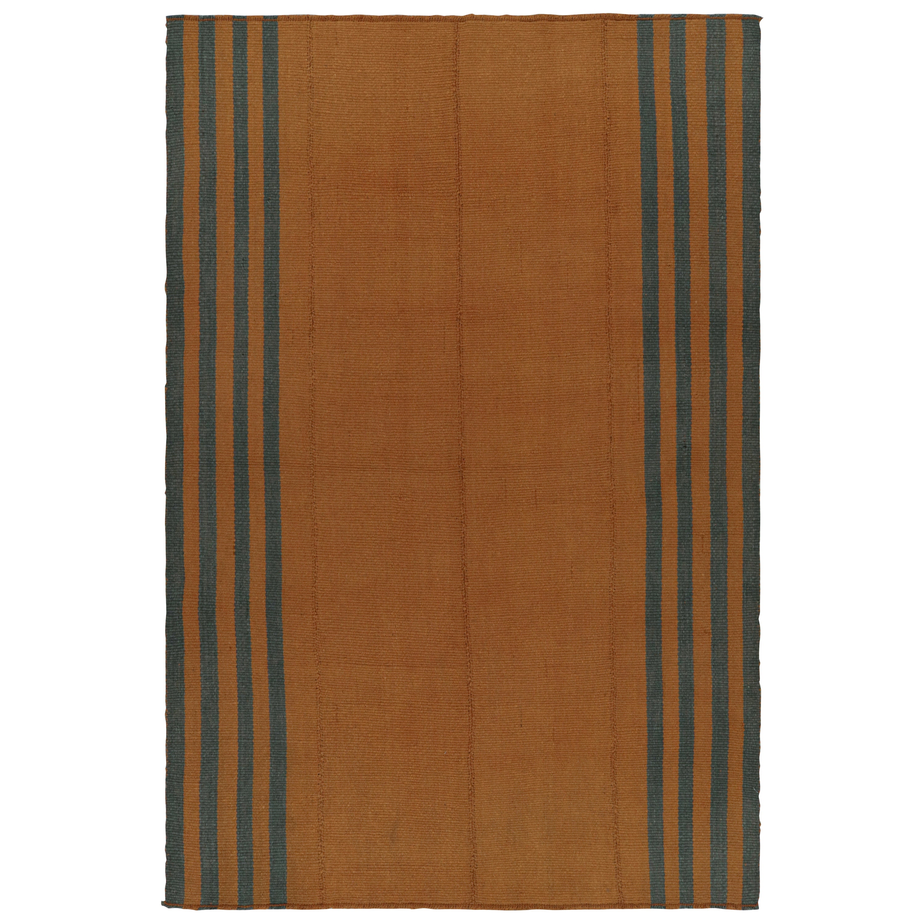 Rug & Kilim è un kilim moderno e testurizzato in arancione con strisce blu.