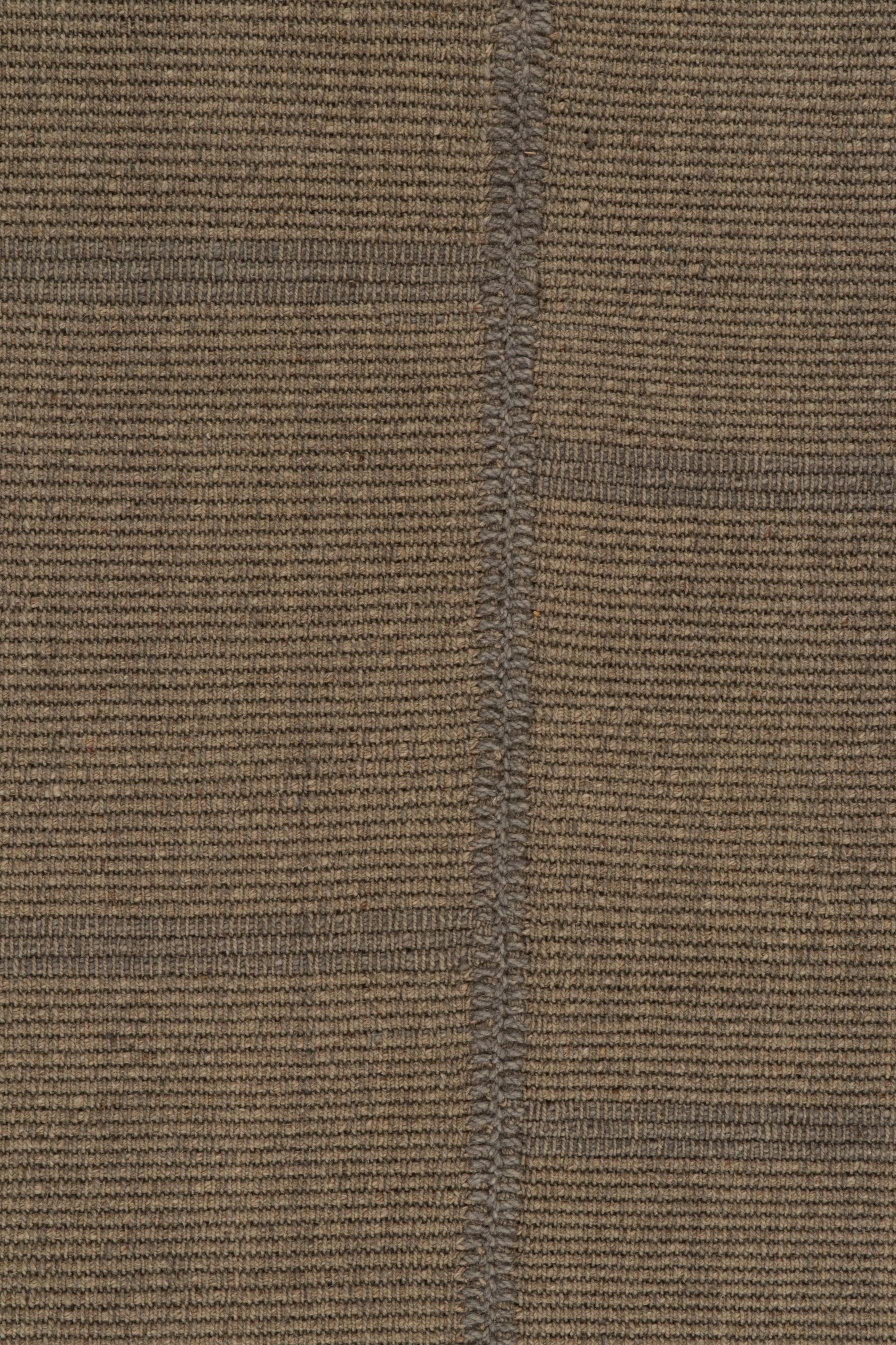 Rug & Kilims texturierter moderner Kilim-Teppich in Braun mit geometrischem Muster in Taupe im Zustand „Neu“ im Angebot in Long Island City, NY