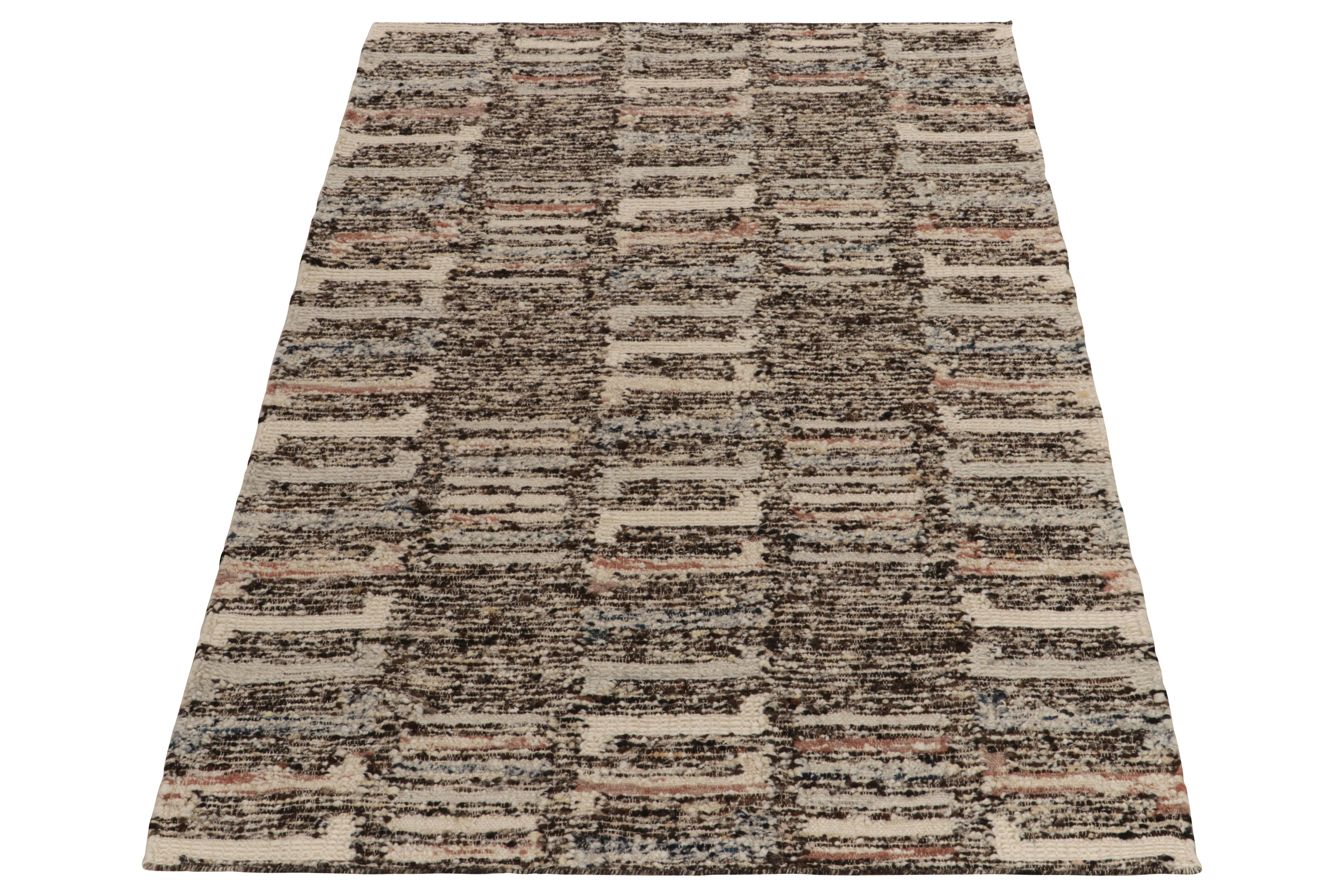 Rug & Kilim enthüllt seine Innovation in Stil und Technik mit diesem flach gewebten Teppich 5x8, der eine kühne Verbindung von polychromen Farben und Mustern erforscht. Der Kelim erfreut sich eines modernen geometrischen Musters in Karottenrot,