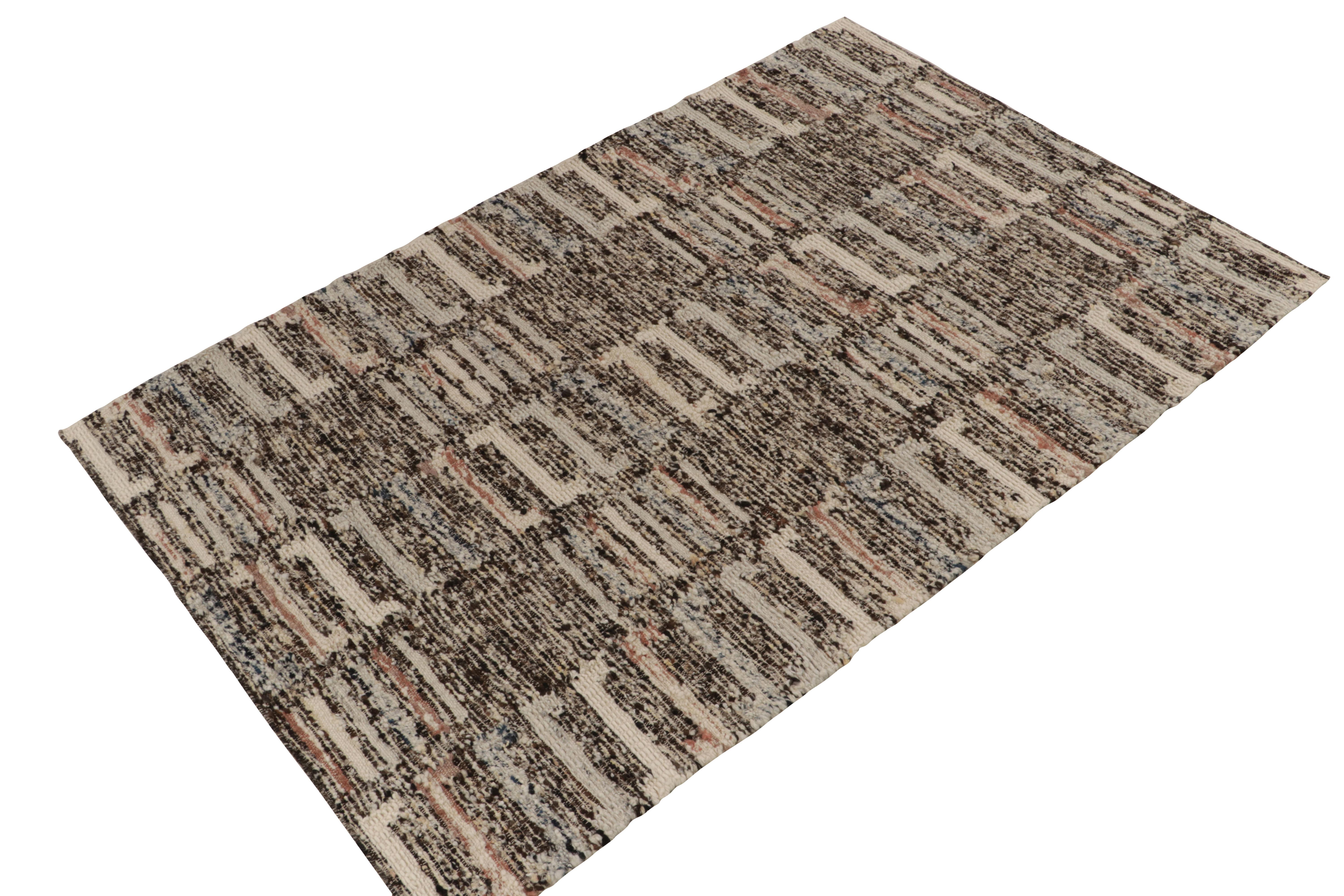 Rug & Kilim's texturierter, moderner Kilim-Teppich in Weiß, Schwarz und mit mehrfarbigen Mustern (Skandinavische Moderne) im Angebot