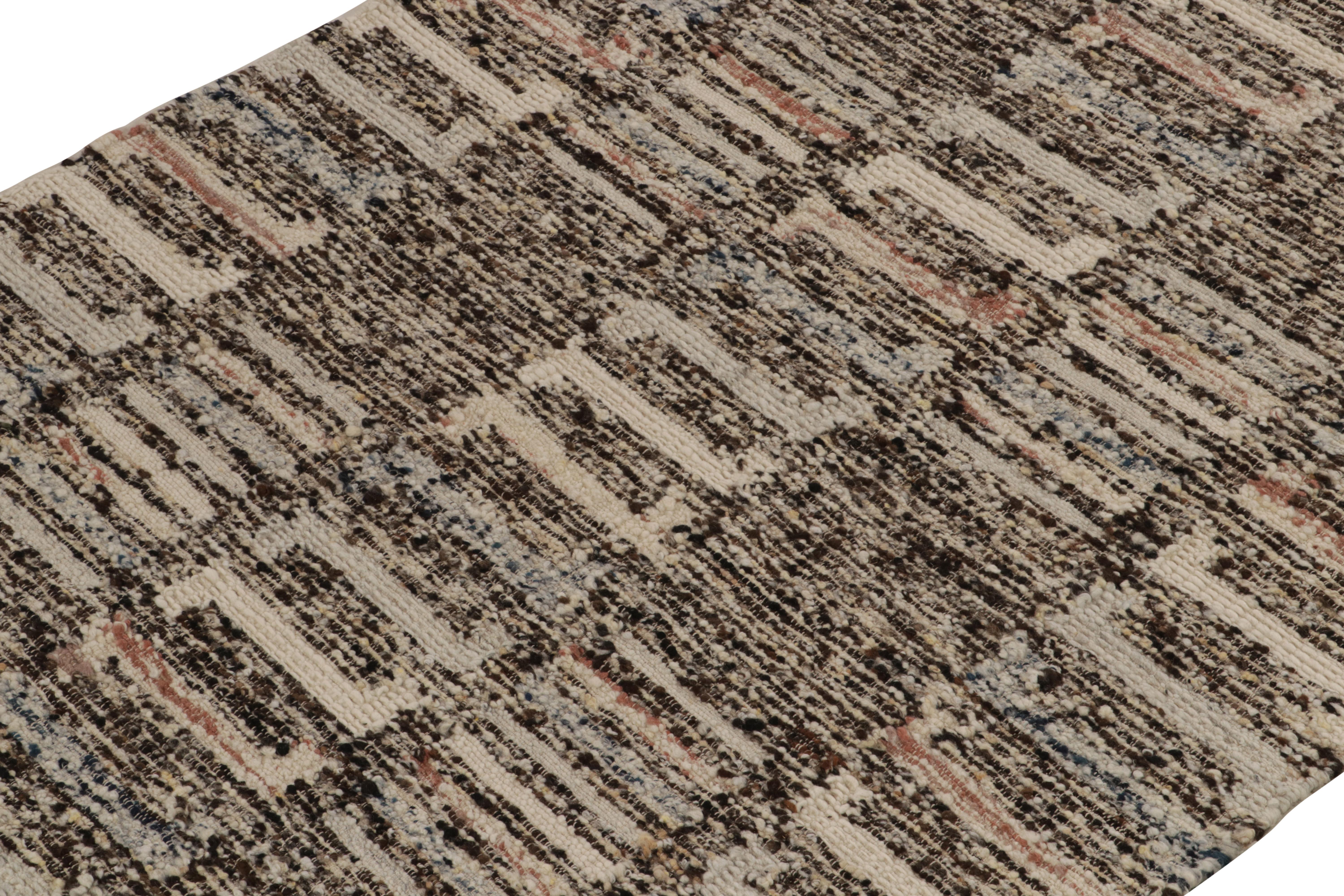 Rug & Kilim's texturierter, moderner Kilim-Teppich in Weiß, Schwarz und mit mehrfarbigen Mustern (Indisch) im Angebot