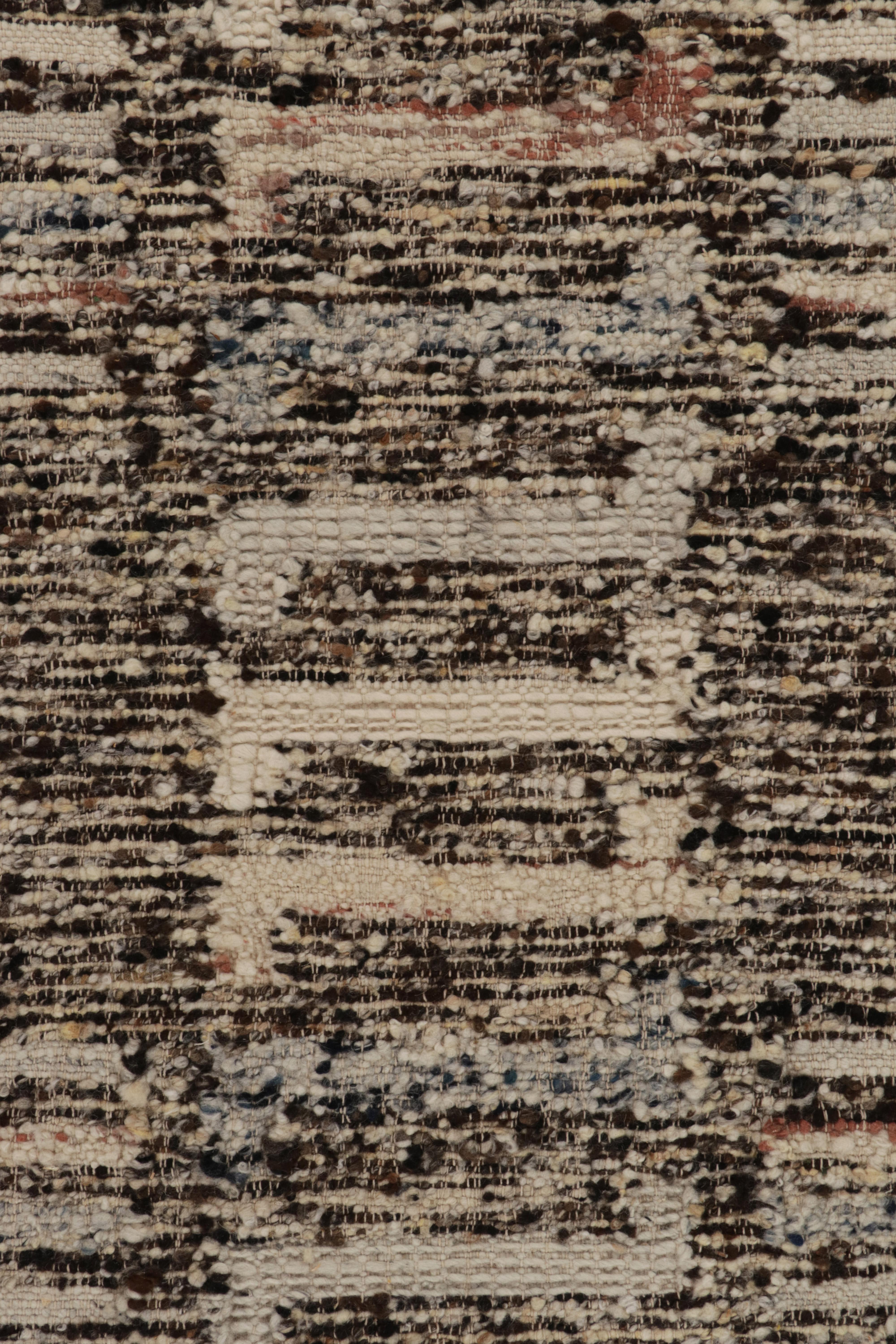 Rug & Kilim's texturierter, moderner Kilim-Teppich in Weiß, Schwarz und mit mehrfarbigen Mustern im Zustand „Neu“ im Angebot in Long Island City, NY