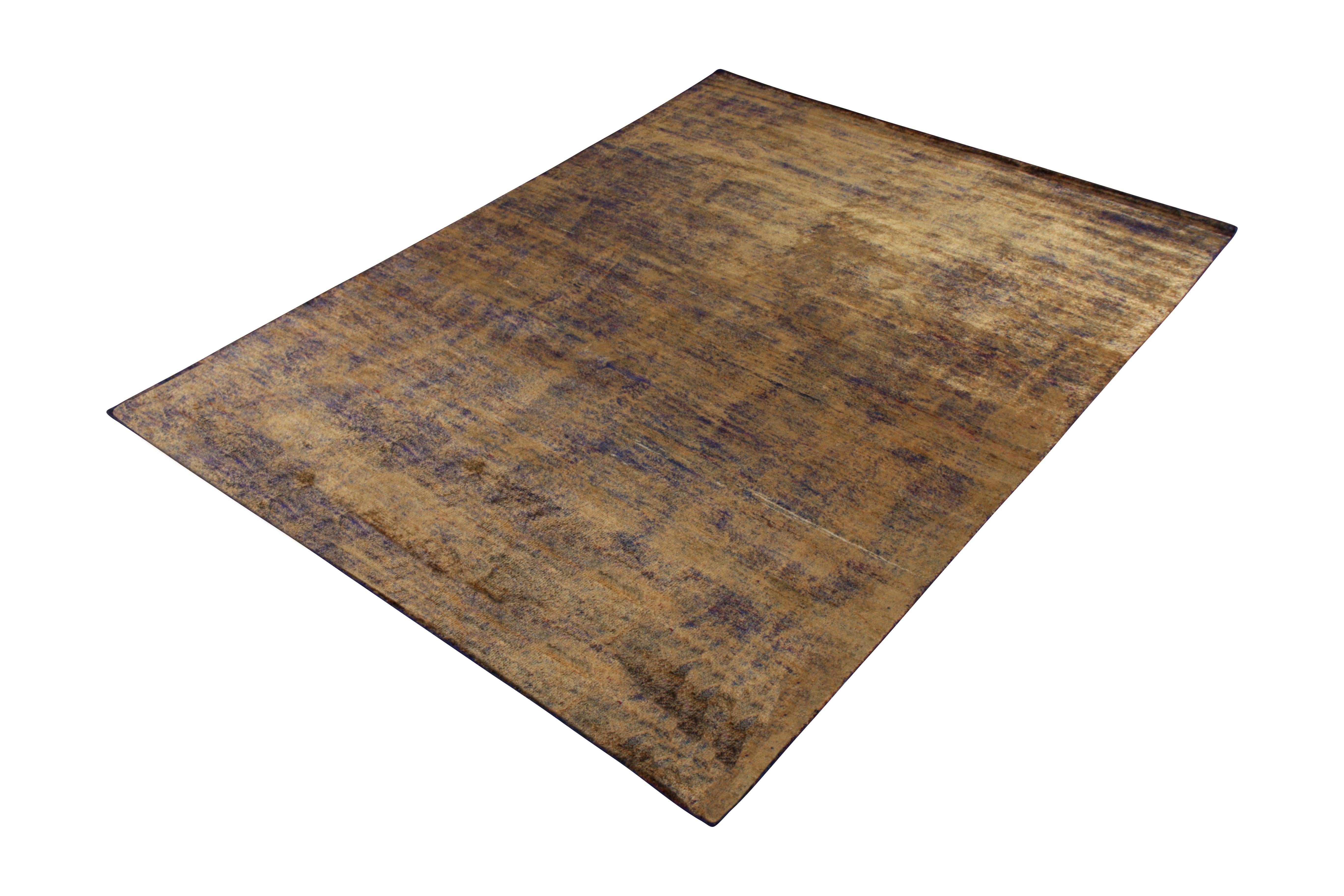 Dieser moderne, aus schimmernder Seide handgefertigte Teppich erinnert an ein frühes Experiment mit außergewöhnlich gefärbtem Garn, das eine unserer erfolgreichsten Kollektionen in der Texture of Color Linie von Rug & Kilim inspiriert hat. Ergänzt