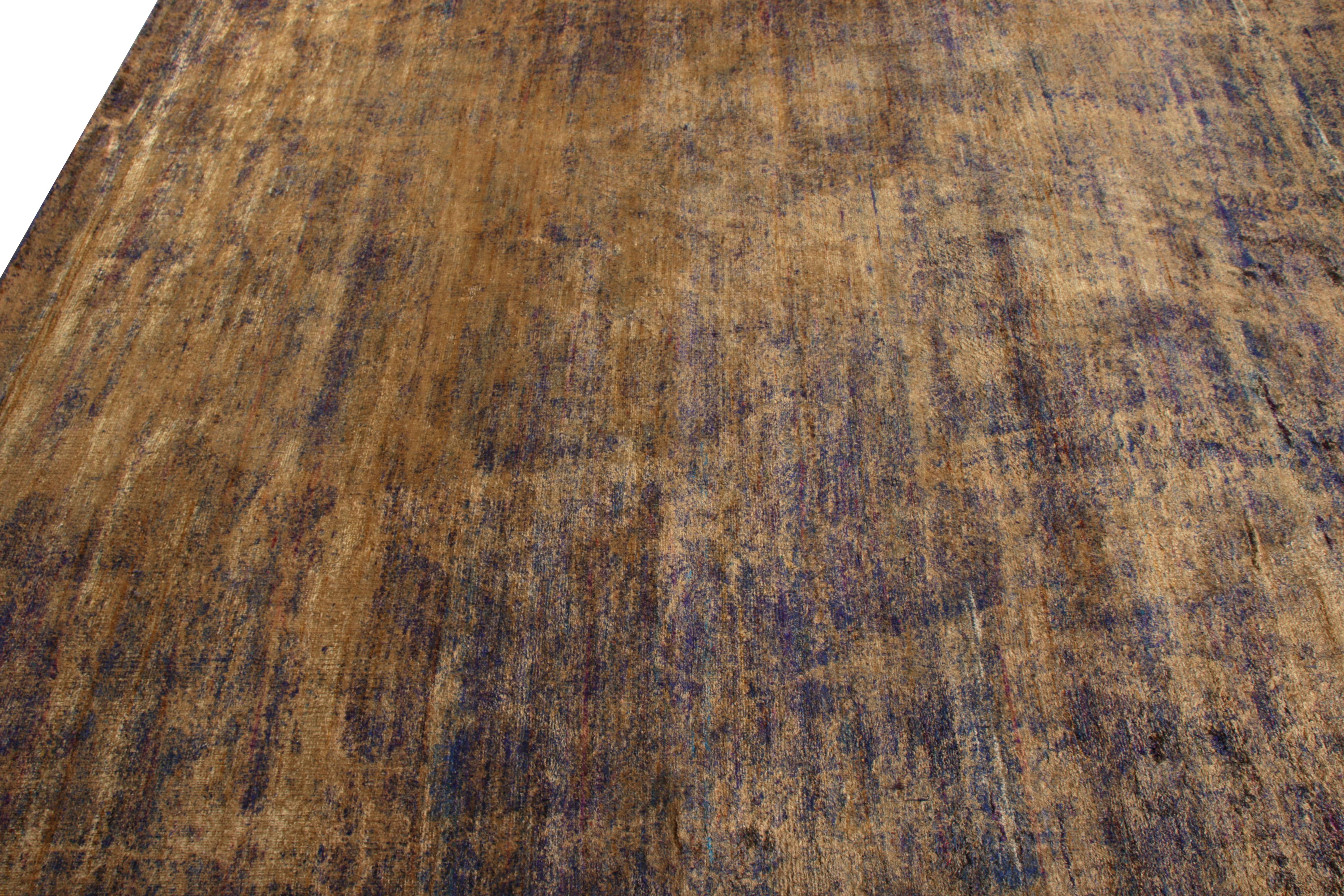 Rug & Kilim's Textural Modern Rug Gold Brown and Blue Abrashed Striped Pattern (Moderne) im Angebot