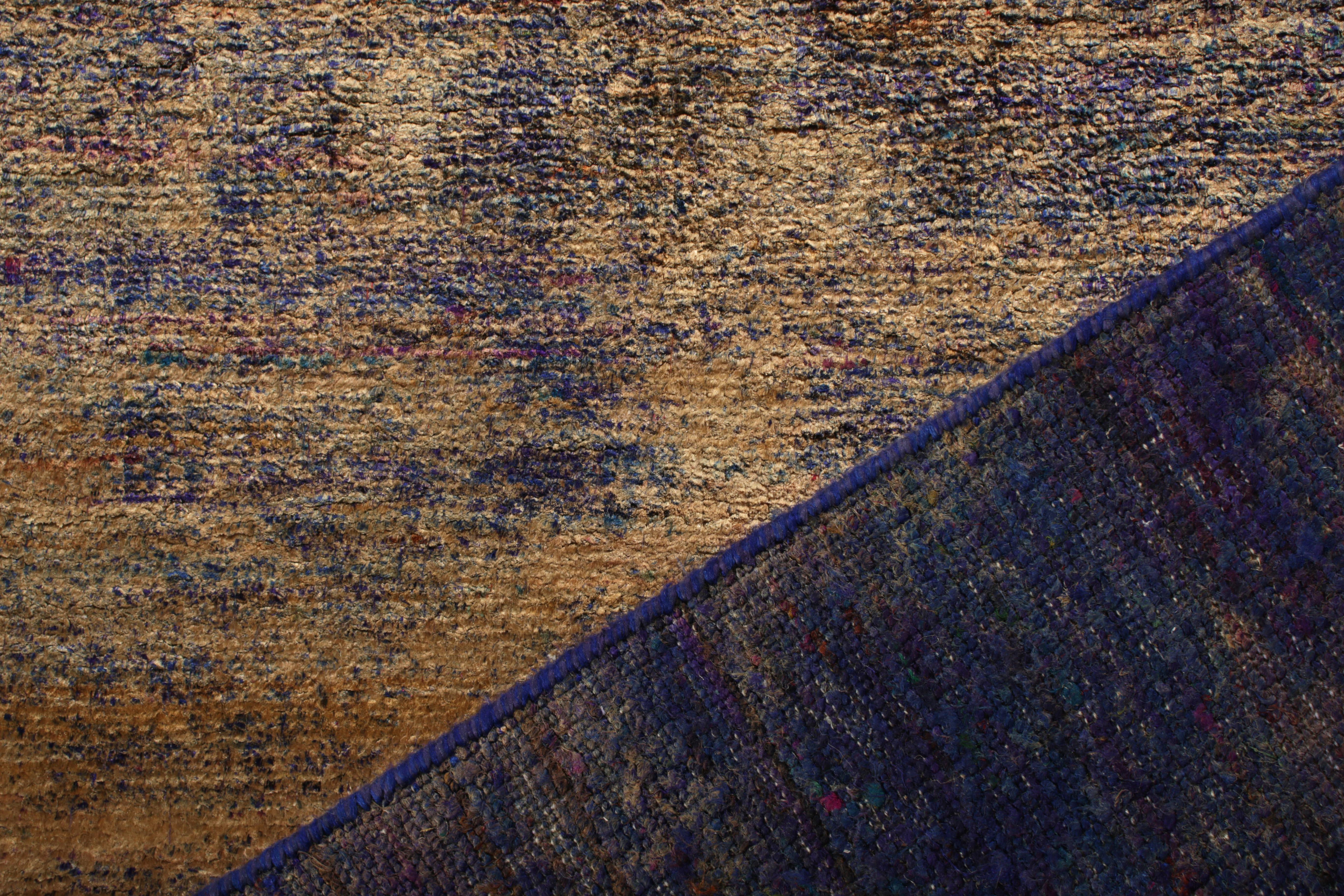 Noué à la main Tapis texturé moderne et texturé de Kilim à motif rayures dorées, marron et bleues effilées en vente