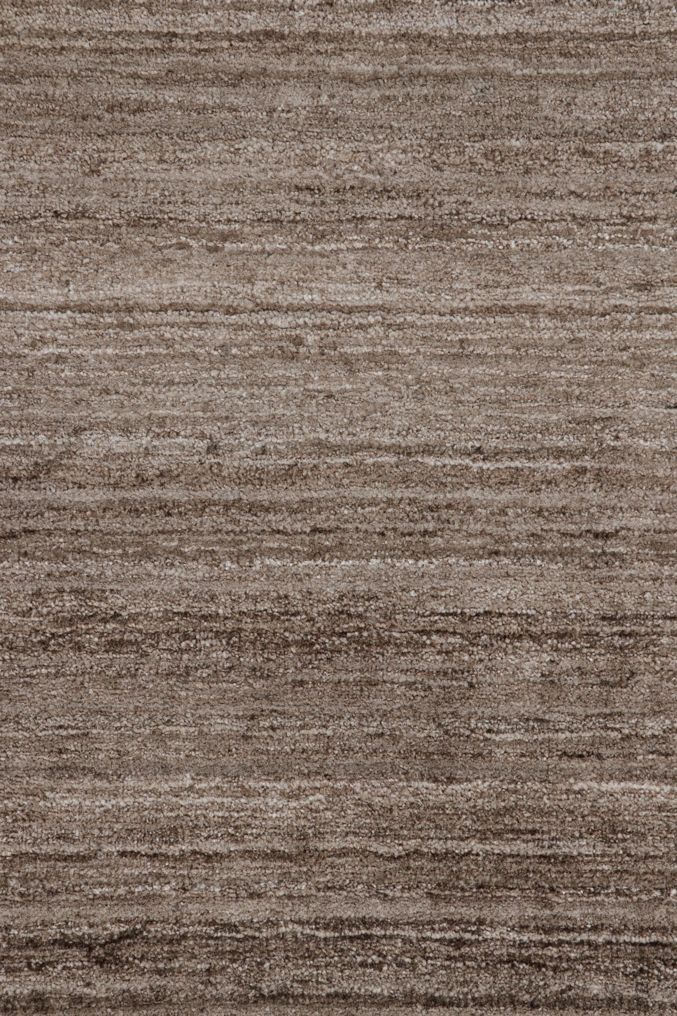 Ce tapis surdimensionné 13x19 est un nouvel ajout à la collection de tapis Textural de Rug & Kilim - avec une gamme impressionnante de couleurs et une attention au mouvement dans son jeu unique sur les rayures, les stries et les motifs géométriques