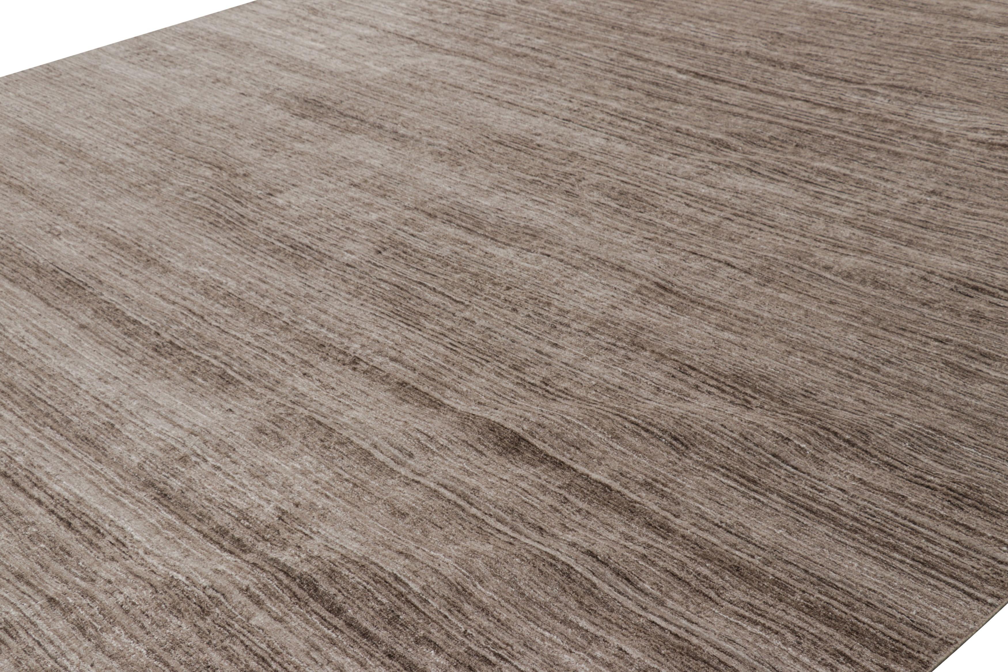 Moderne Tapis surdimensionné texturé de Rug & Kilim avec des tons beige-brun et des rayures en vente