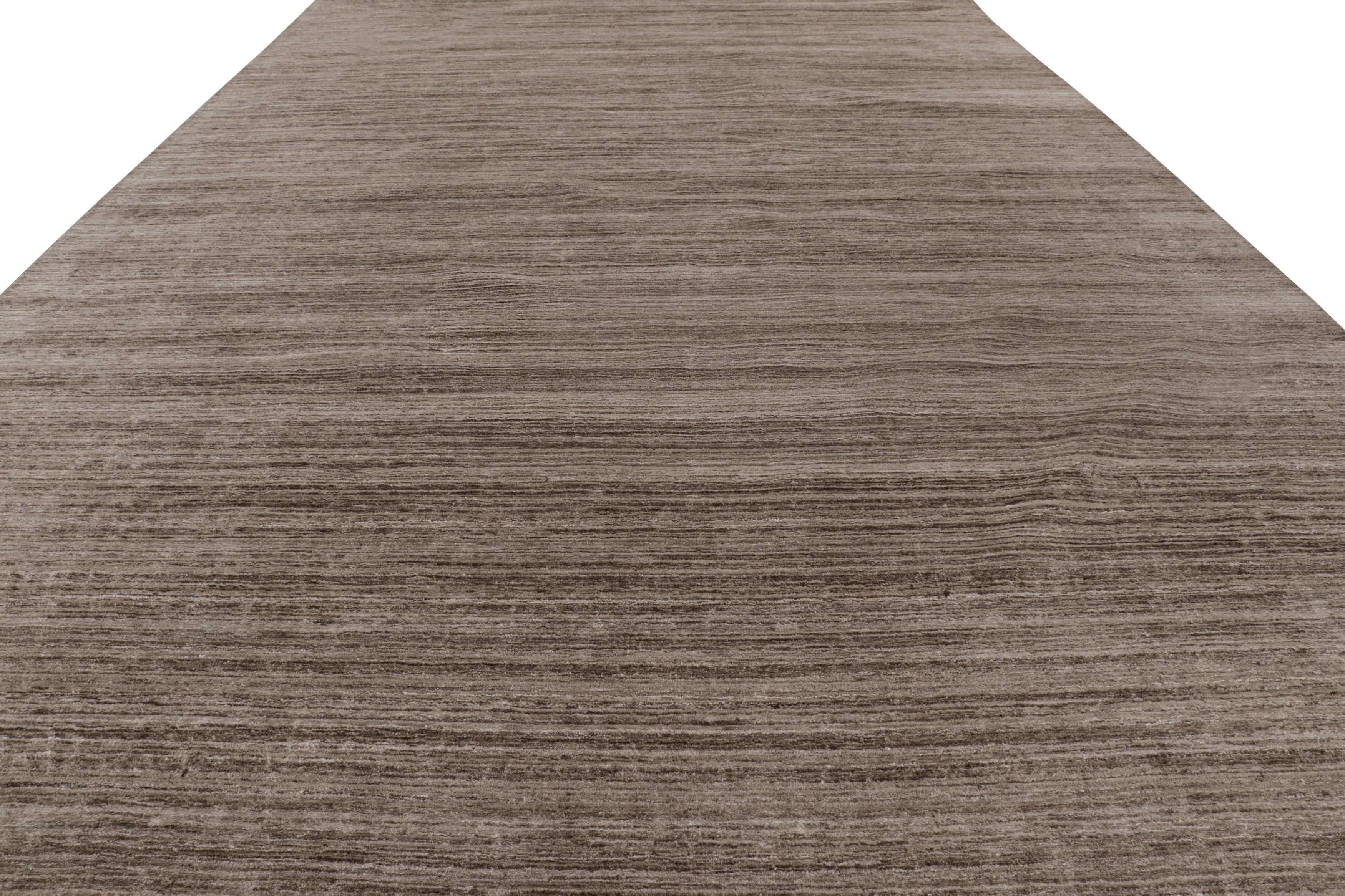 Indien Tapis surdimensionné texturé de Rug & Kilim avec des tons beige-brun et des rayures en vente