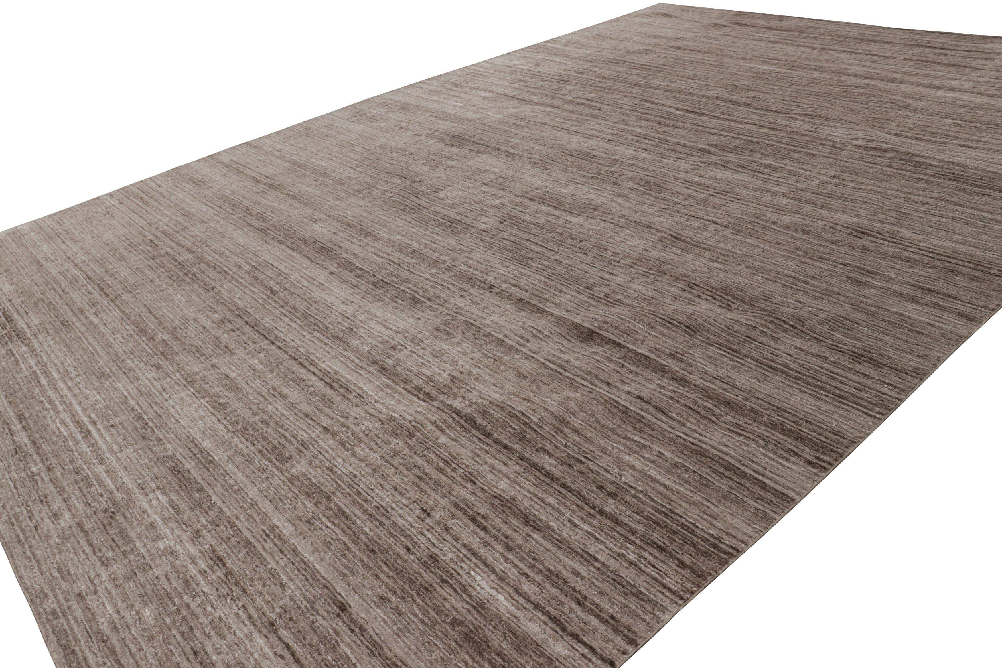 Noué à la main Tapis surdimensionné texturé de Rug & Kilim avec des tons beige-brun et des rayures en vente