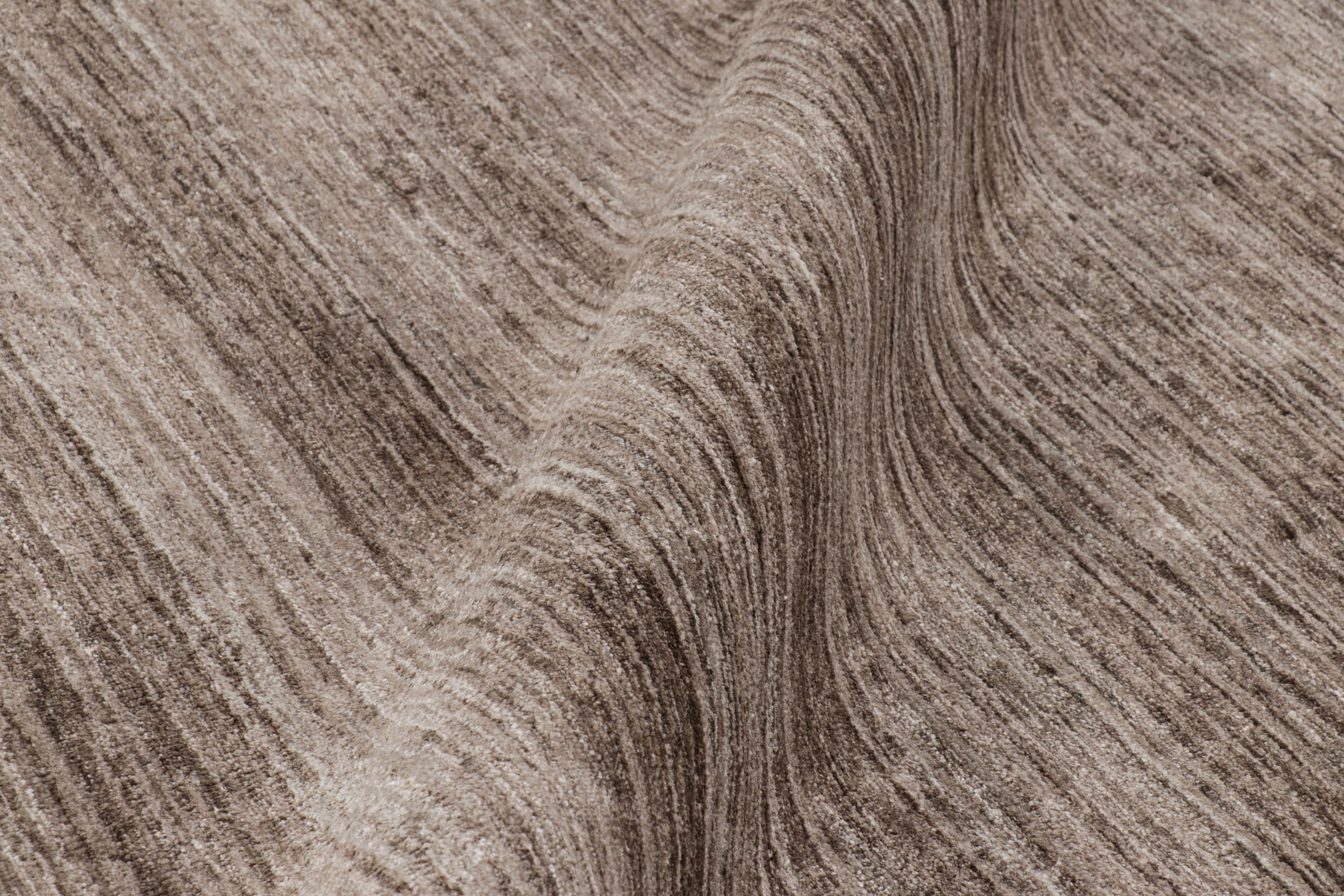 XXIe siècle et contemporain Tapis surdimensionné texturé de Rug & Kilim avec des tons beige-brun et des rayures en vente
