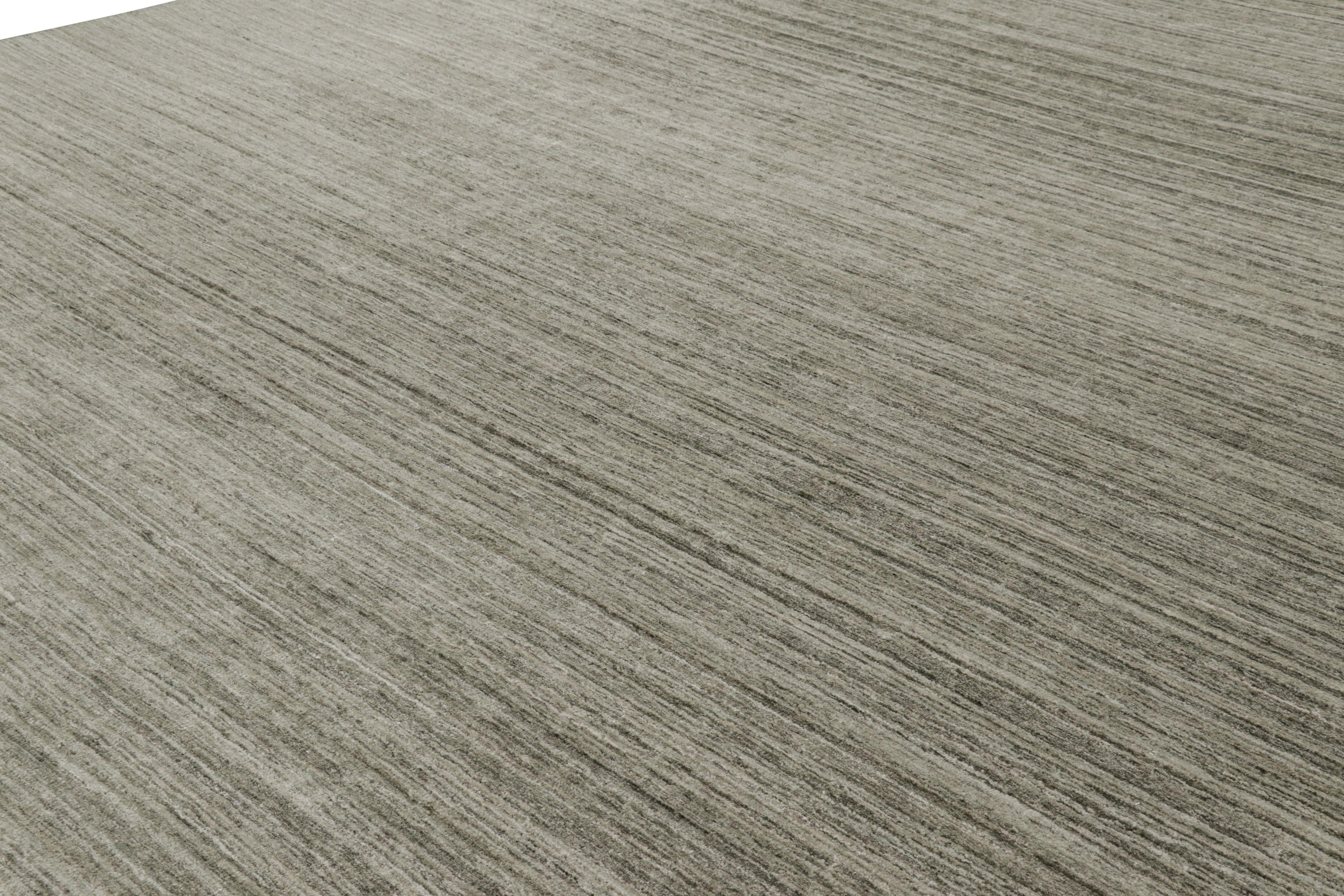 Rug & Kilim's texturierter, übergroßer Teppich mit salbeigrünen Tönen und Schlieren (Moderne) im Angebot