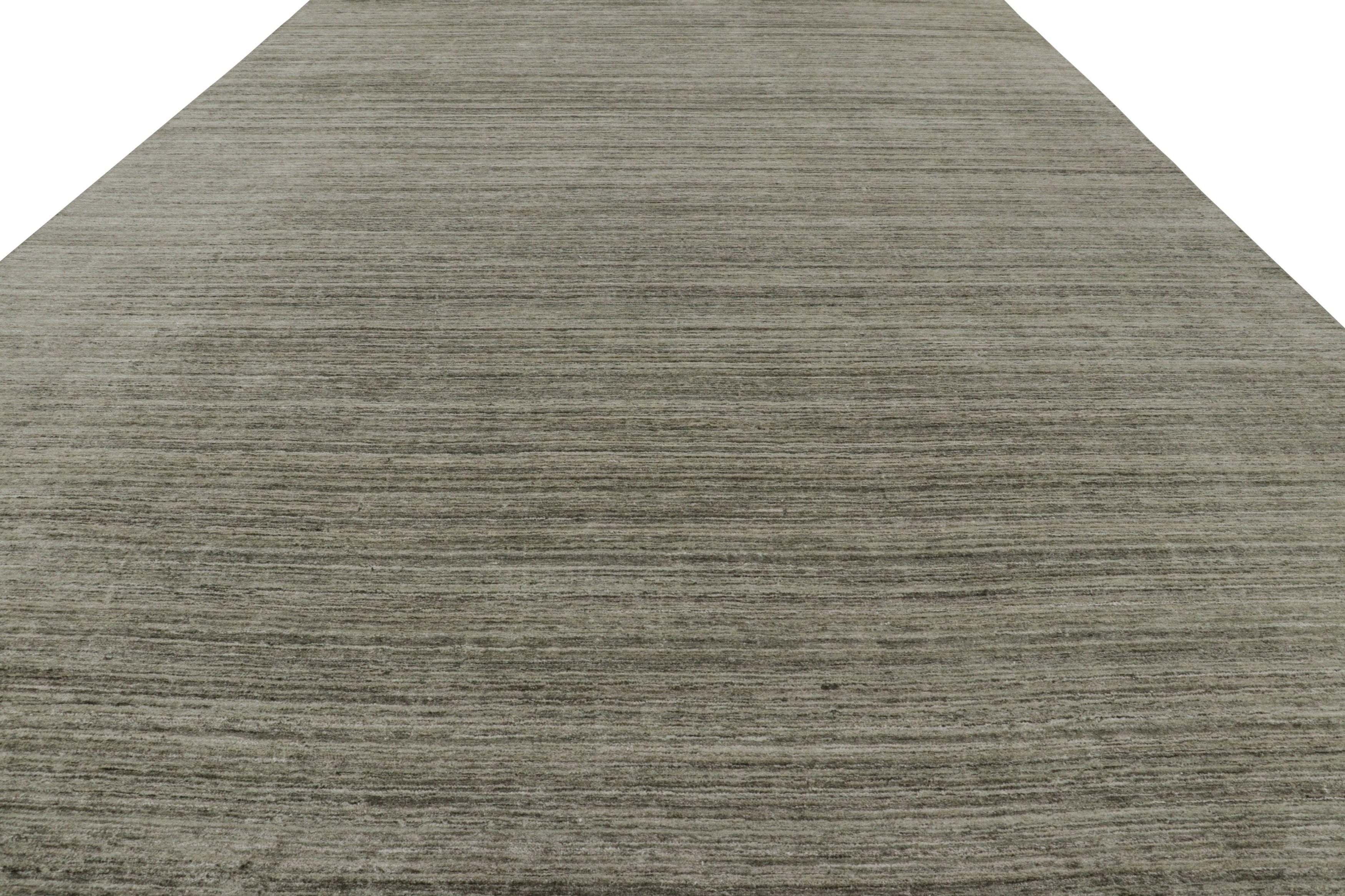 Rug & Kilim's texturierter, übergroßer Teppich mit salbeigrünen Tönen und Schlieren (Indisch) im Angebot