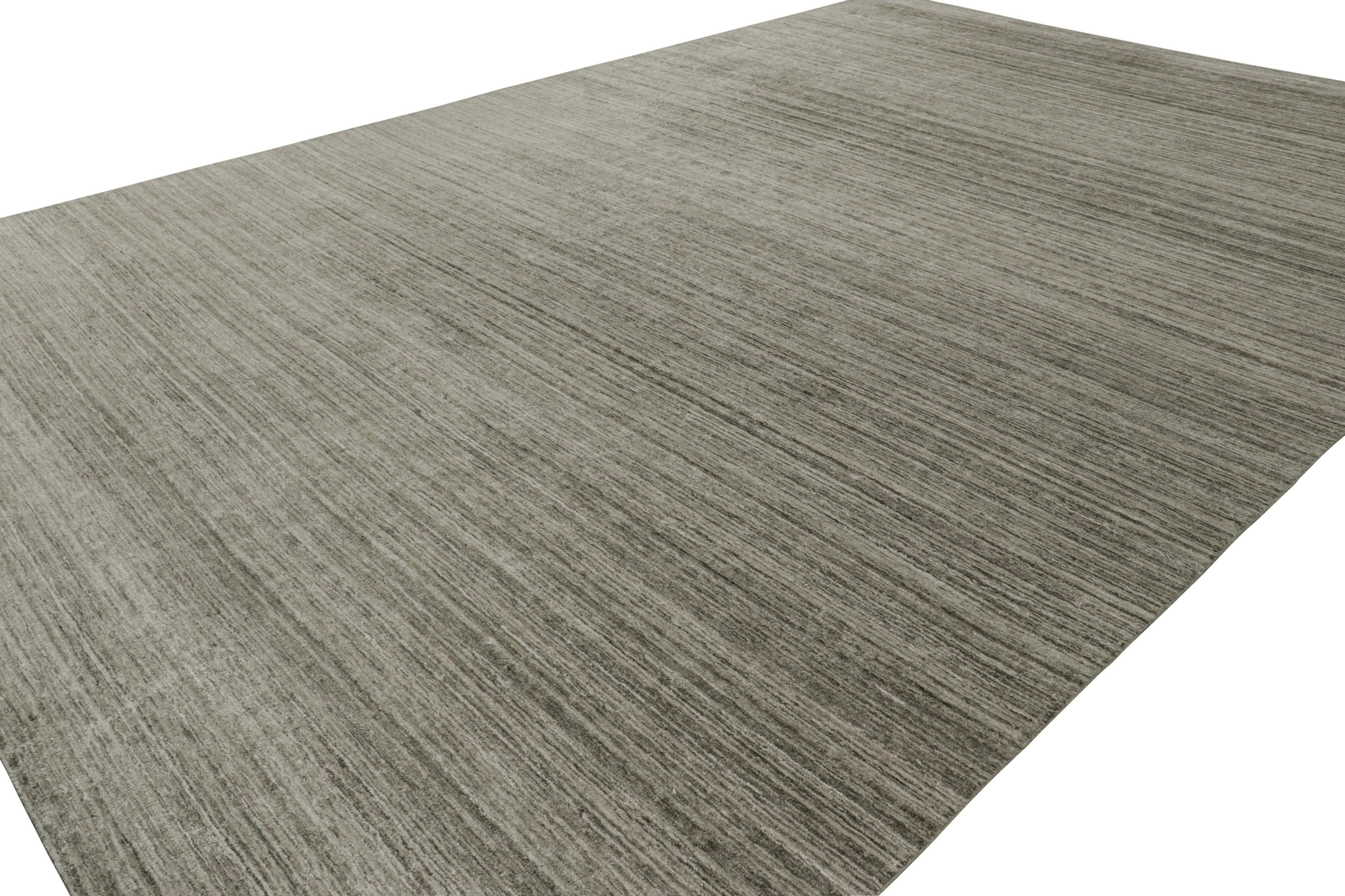 Annodato a mano Rug & Kilim è un tappeto oversize dai toni verde salvia e dalle striature. in vendita