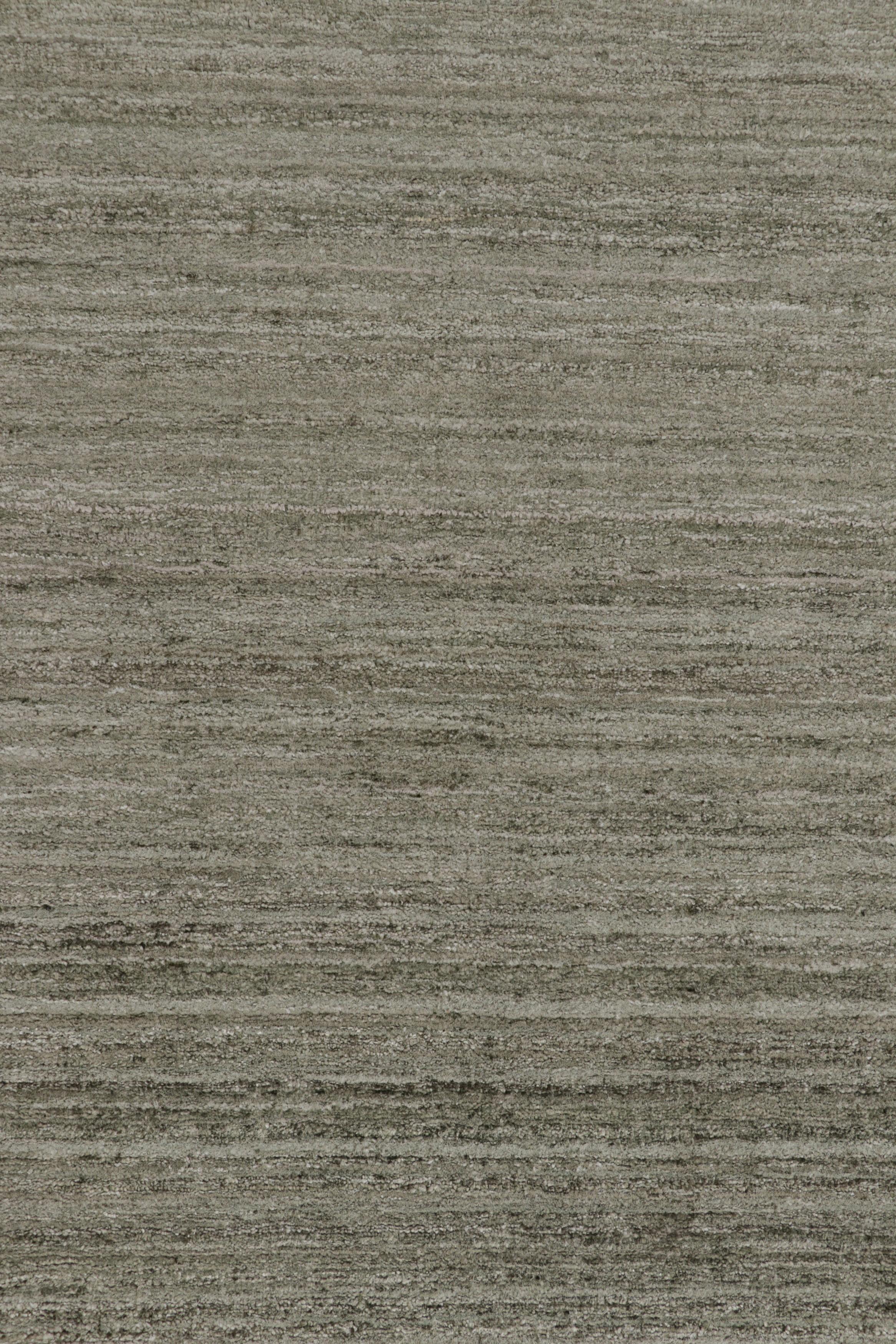 Rug & Kilim's texturierter, übergroßer Teppich mit salbeigrünen Tönen und Schlieren im Zustand „Neu“ im Angebot in Long Island City, NY