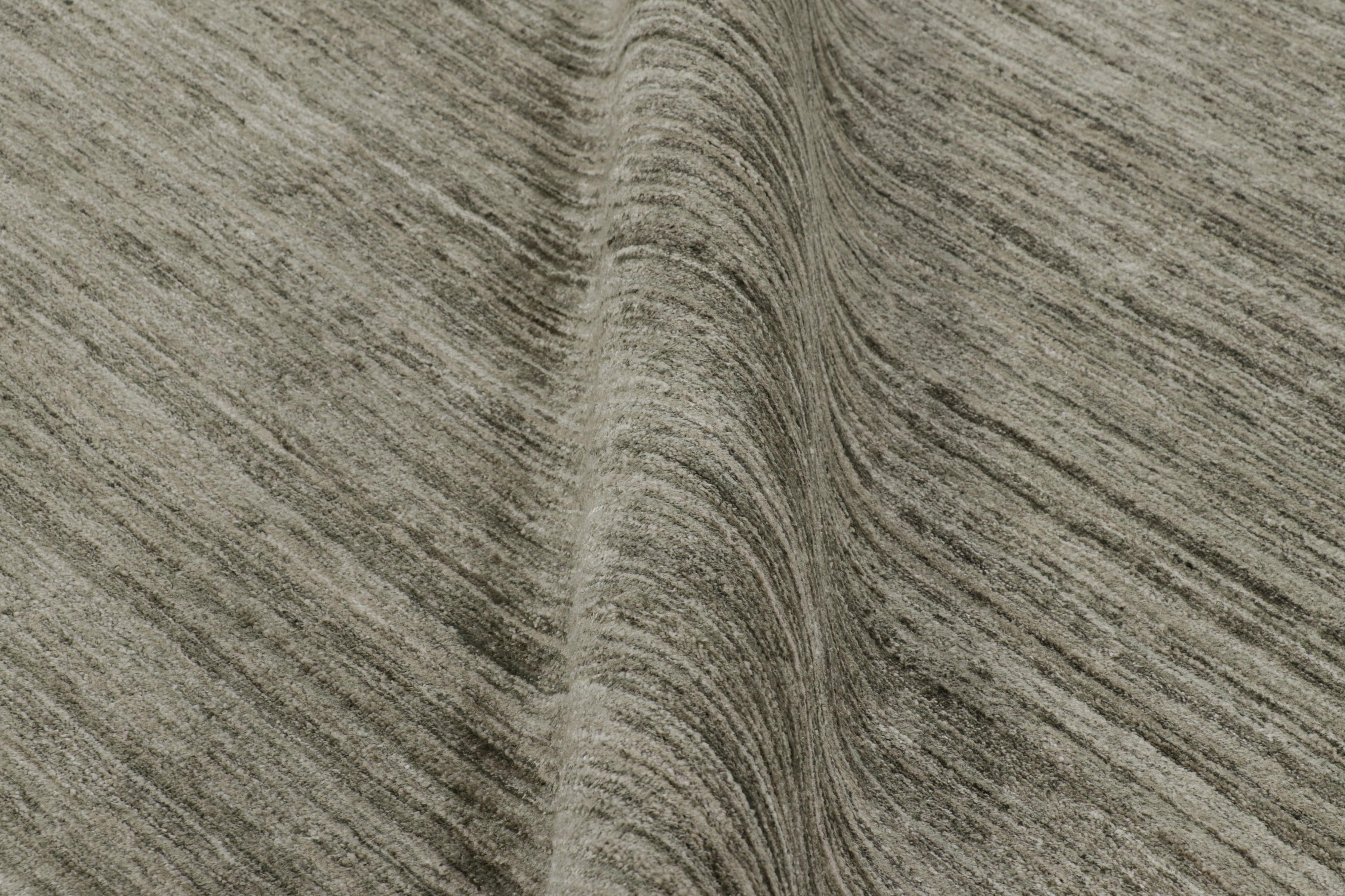 XXI secolo e contemporaneo Rug & Kilim è un tappeto oversize dai toni verde salvia e dalle striature. in vendita