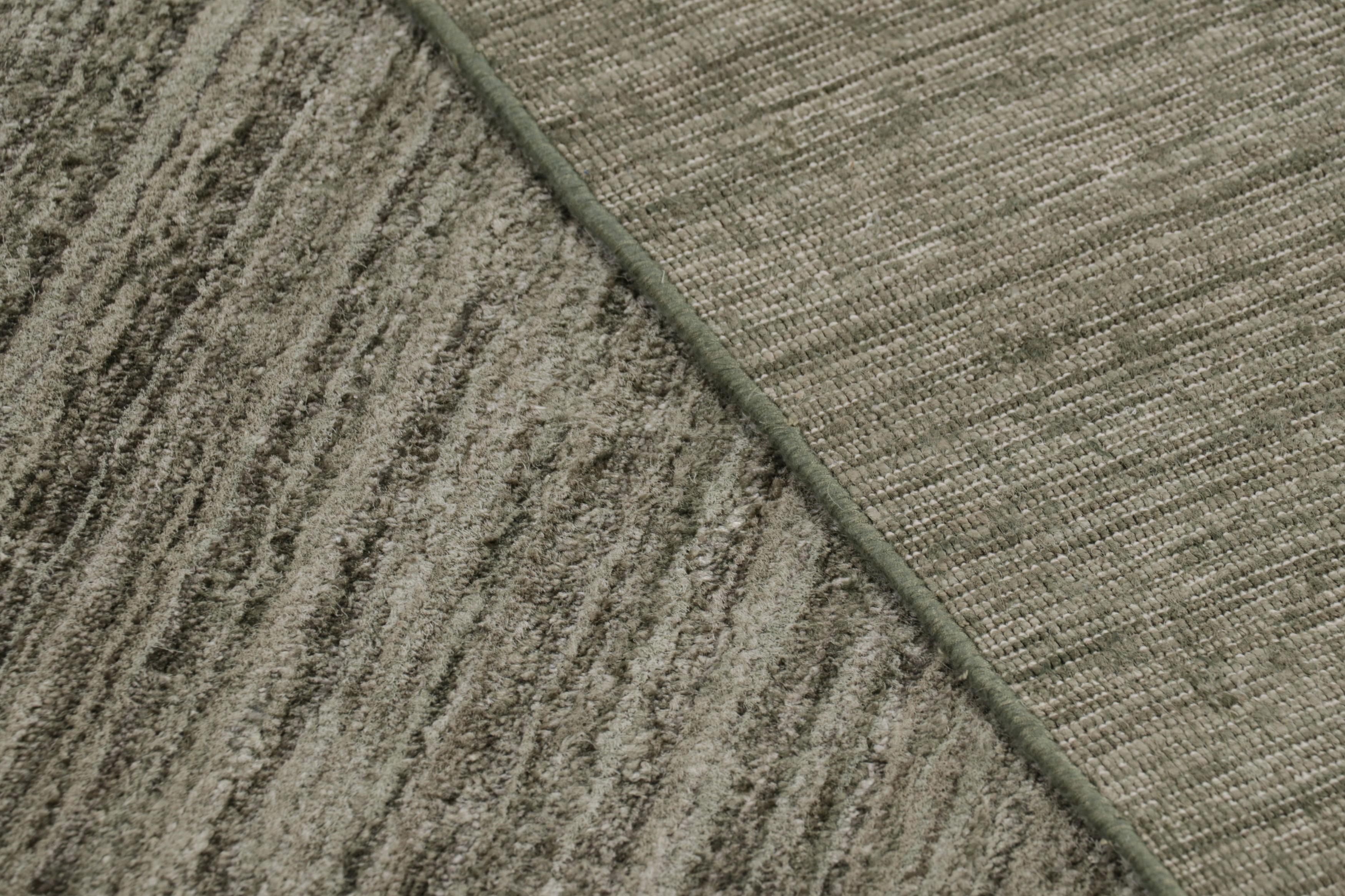 Rug & Kilim's texturierter, übergroßer Teppich mit salbeigrünen Tönen und Schlieren (Seide) im Angebot