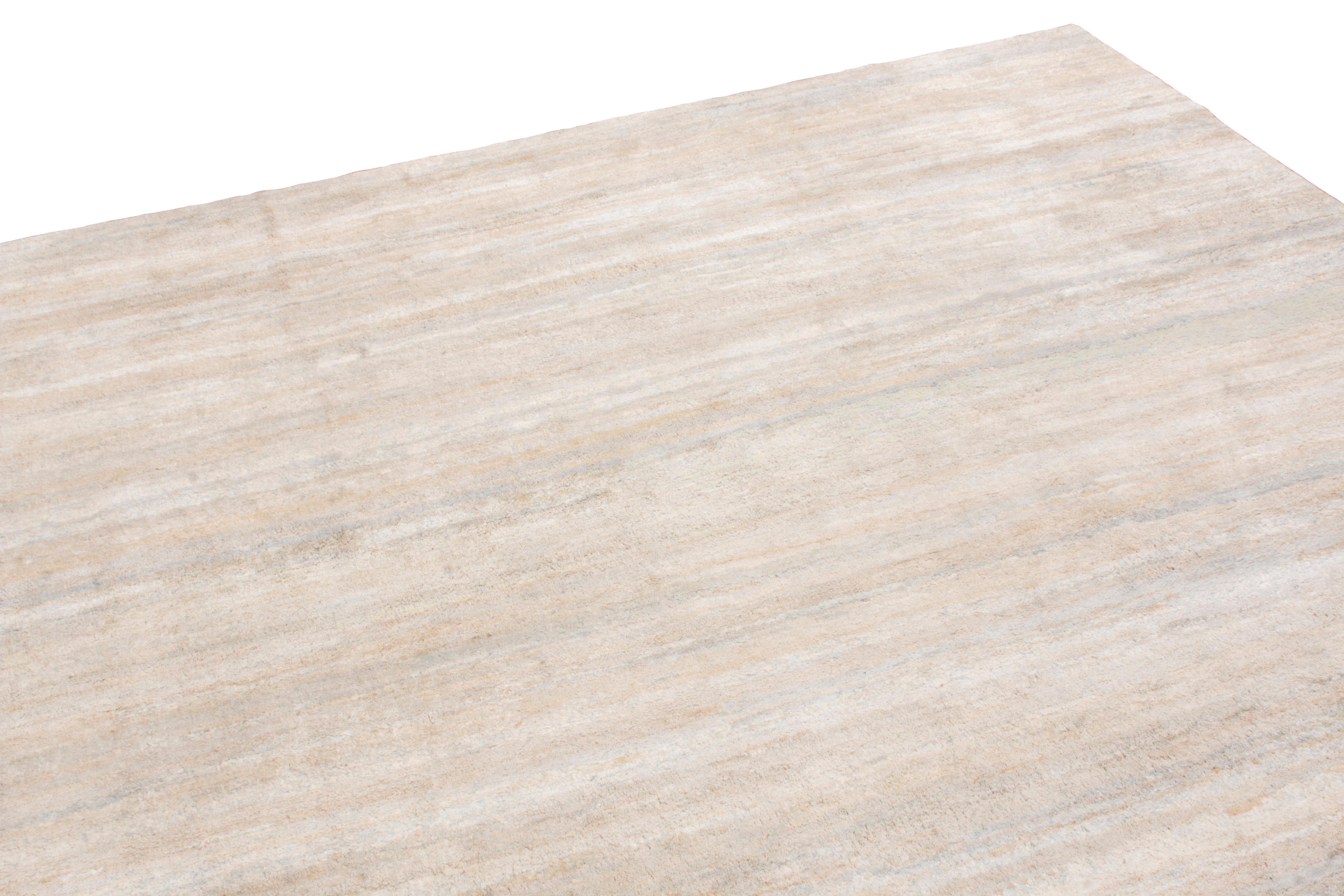 Un tappeto di seta 10x14 annodato a mano che si unisce alla collezione Texture of Color di Rug & Kilim. Goditi la texture, il vello sottilmente alto e basso e un'interpretazione unica degli stili dei tappeti a tinta unita bicolore nelle delicate