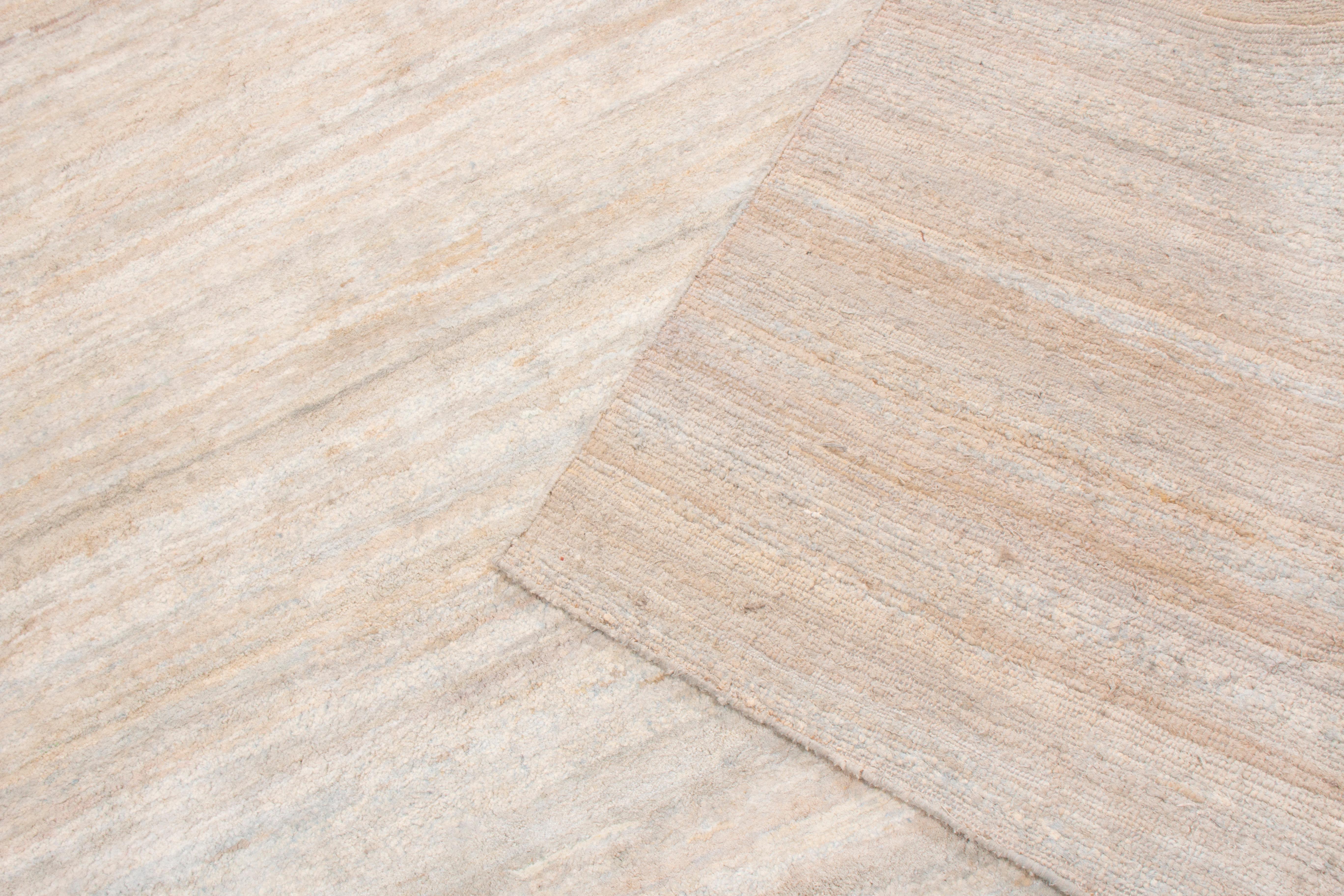 Teppich & Kilims Texturierter, schlichter, moderner Teppich in Beige in zwei Farbtönen (Handgeknüpft) im Angebot