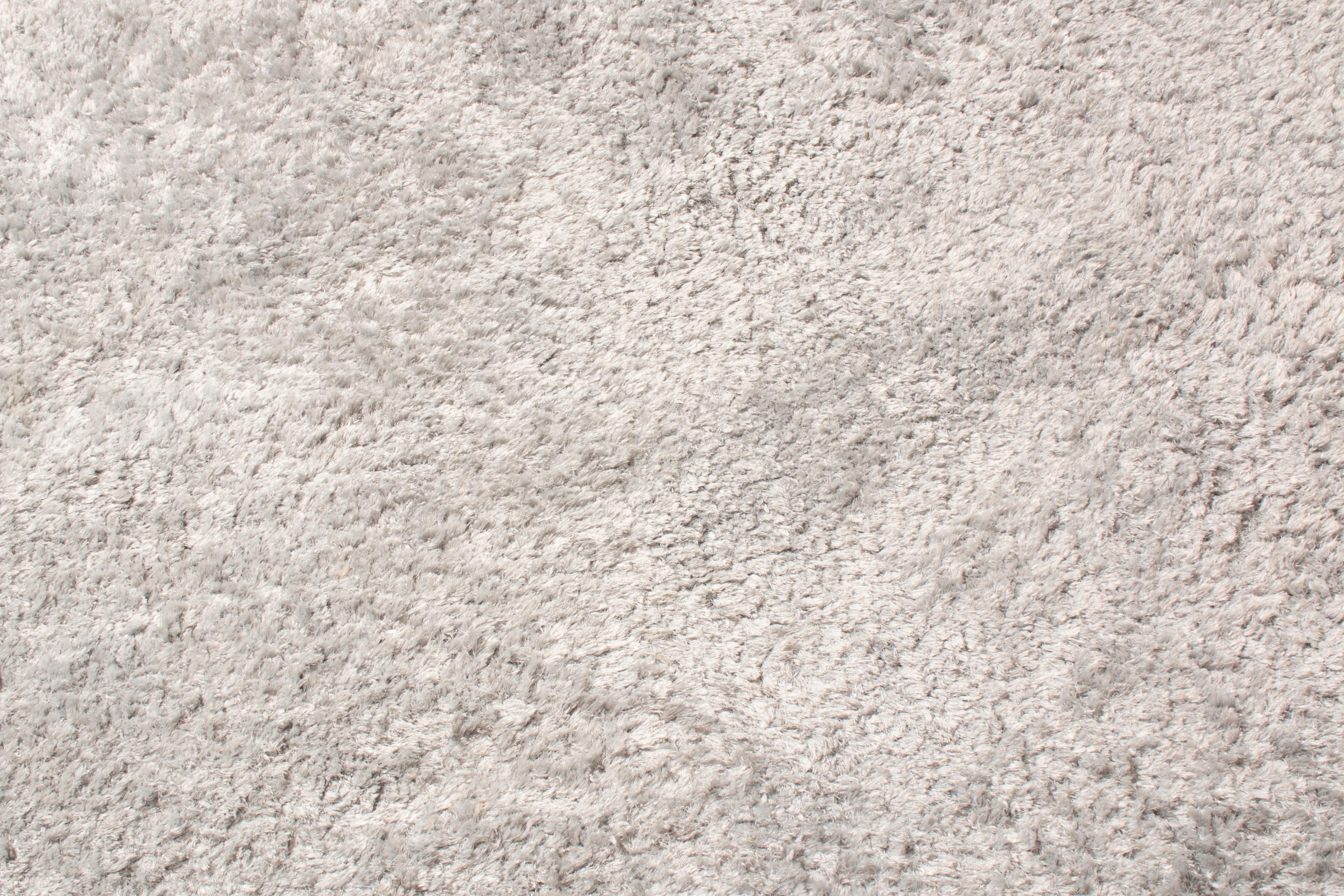 Rug & Kilim's Texturierter einfarbiger Teppich in zwei Grautönen/Silber, hoher Flor (Sonstiges) im Angebot
