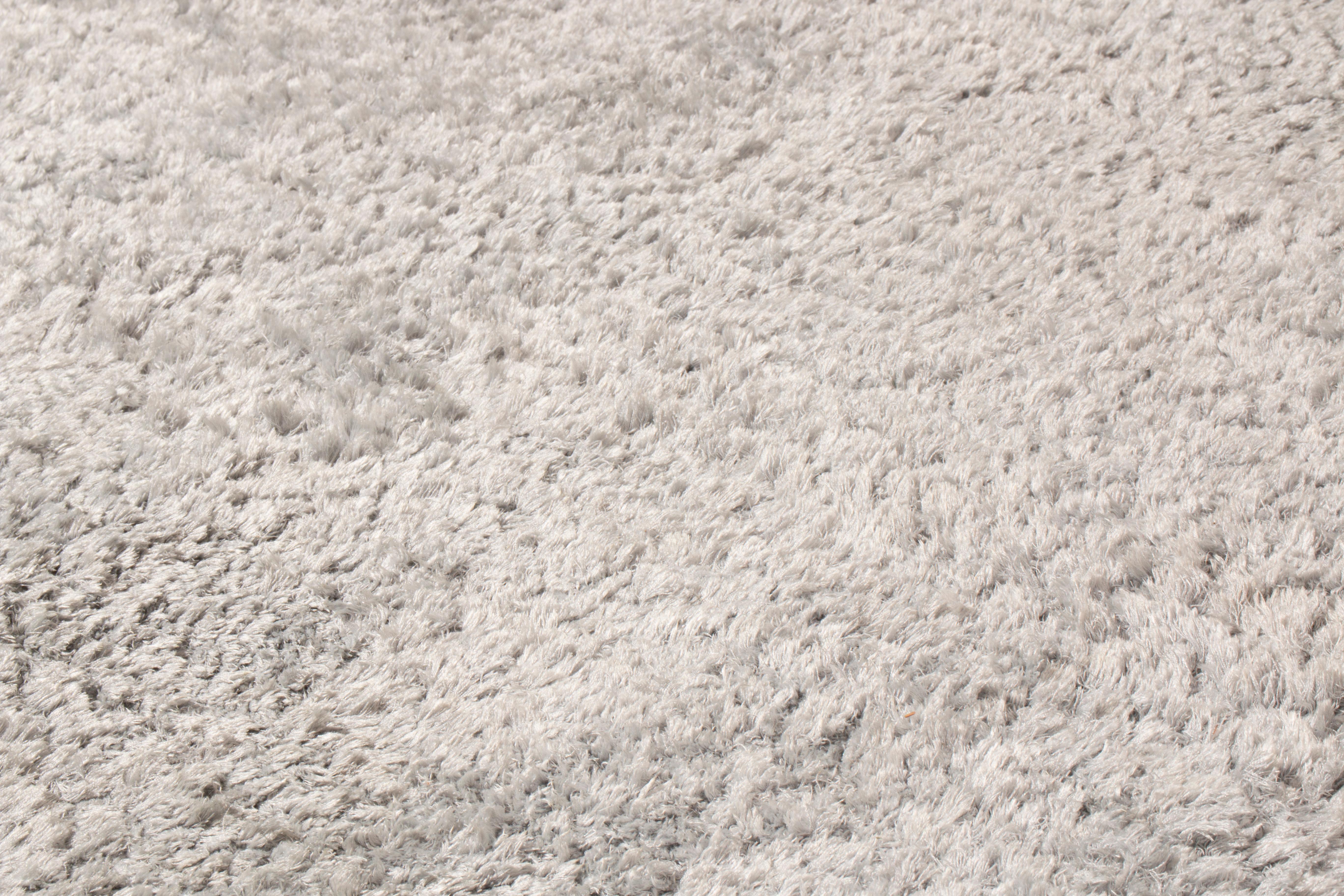 Texturierter, schlichter Teppich von Teppich & Kilims in Grau/Silber in zwei Farbtönen, hoher Flor (Indisch) im Angebot