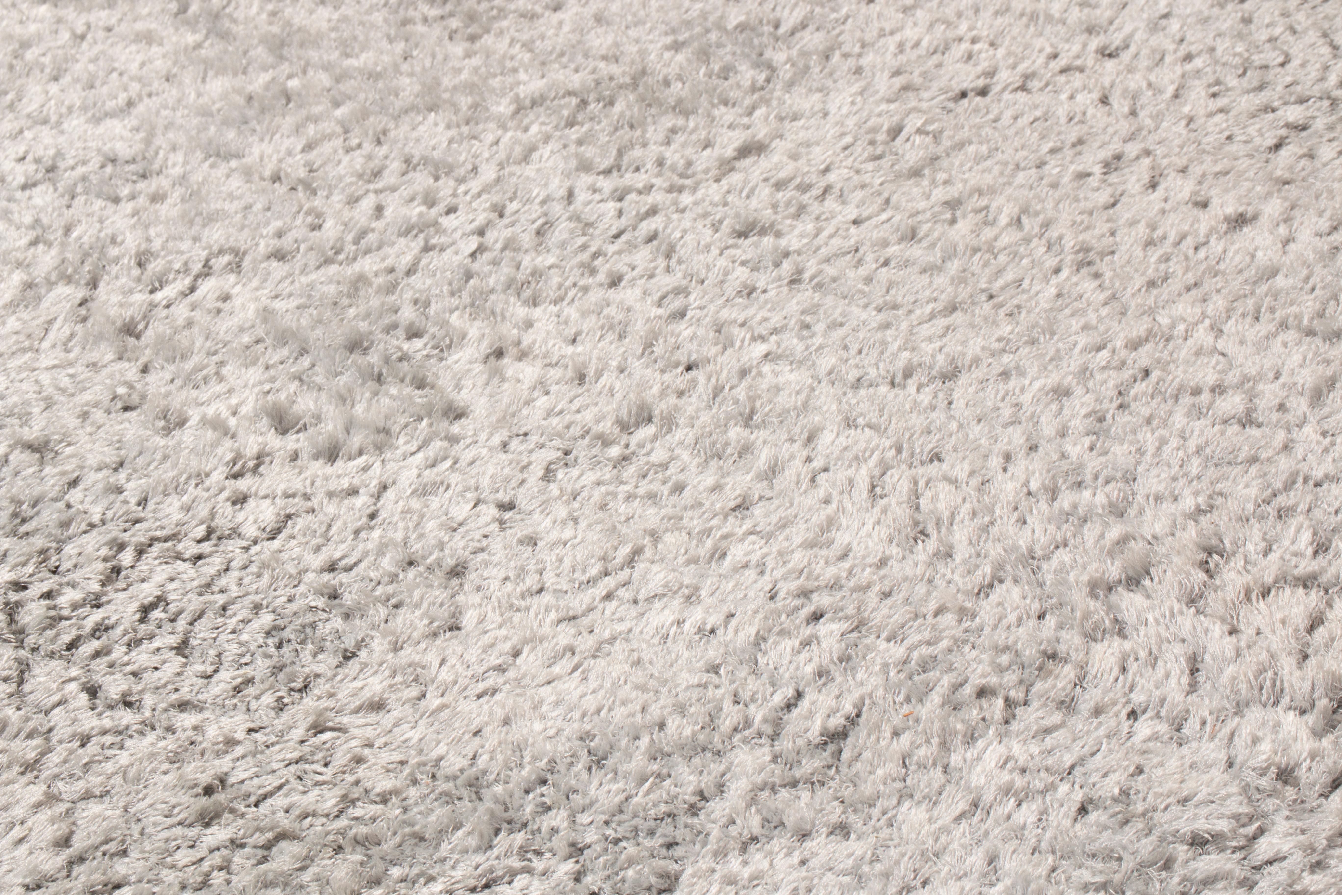 Rug & Kilim's Texturierter einfarbiger Teppich in zwei Grautönen/Silber, hoher Flor (Indisch) im Angebot
