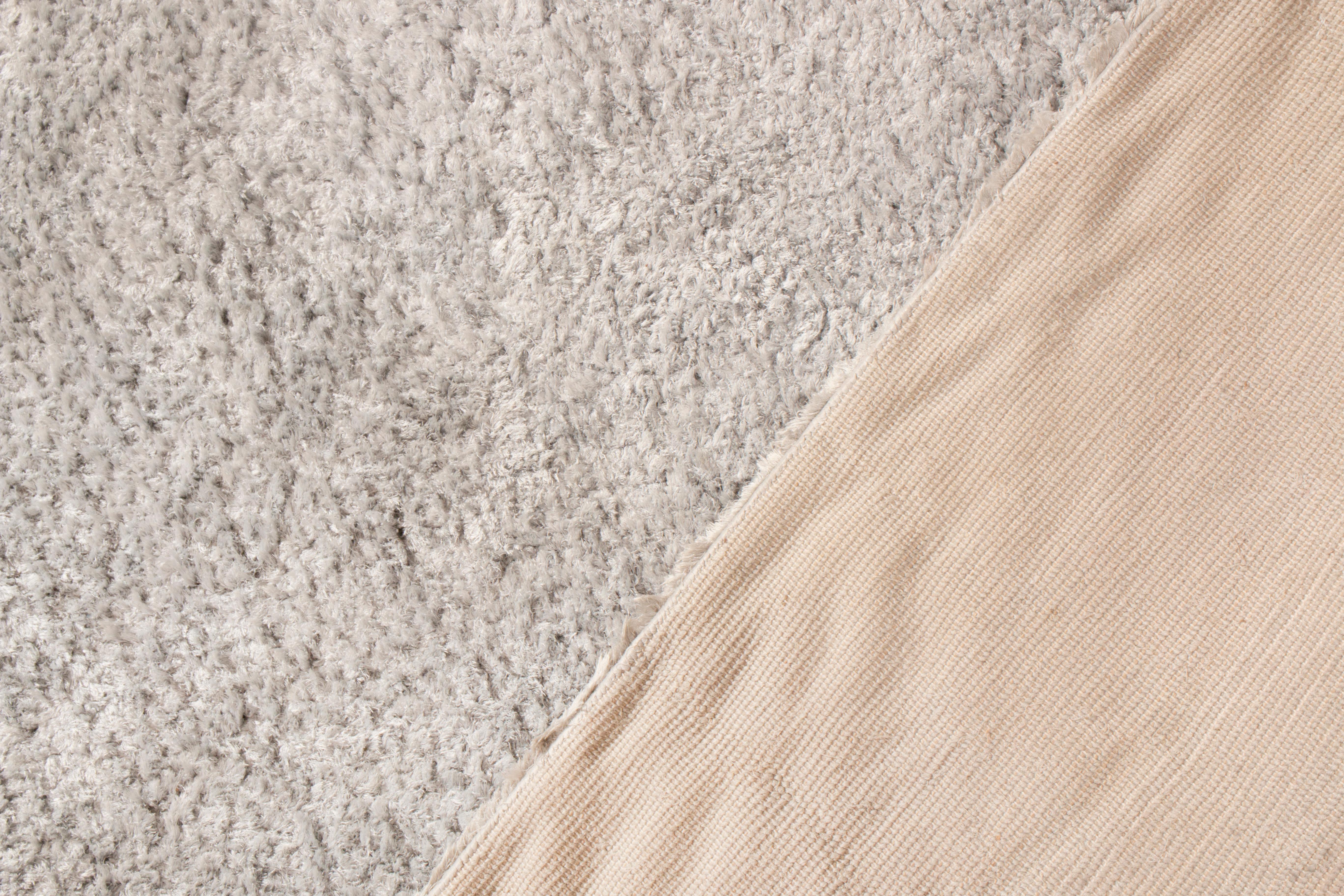 Texturierter, schlichter Teppich von Teppich & Kilims in Grau/Silber in zwei Farbtönen, hoher Flor (Handgeknüpft) im Angebot