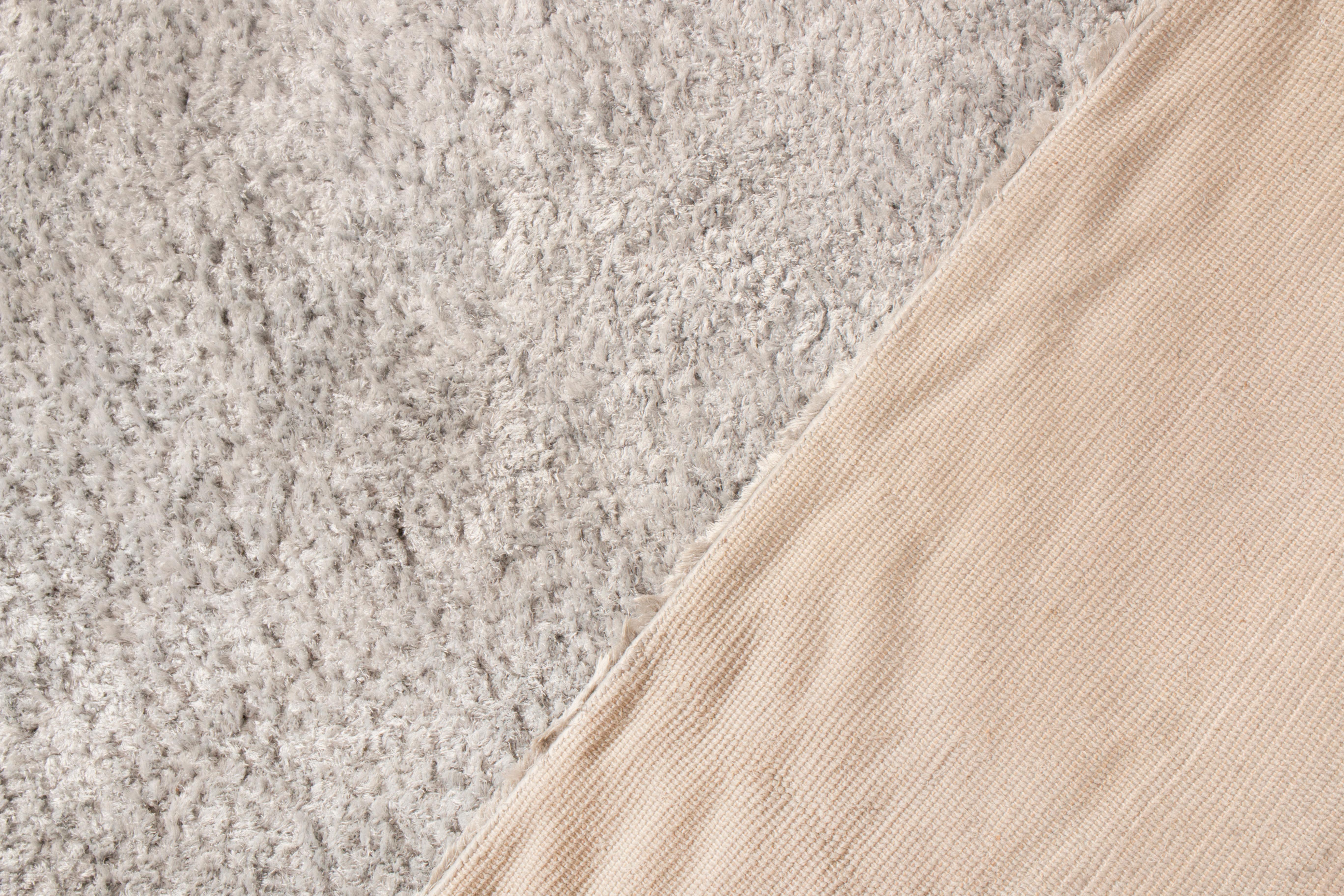 Rug & Kilim's Texturierter einfarbiger Teppich in zwei Grautönen/Silber, hoher Flor (Handgeknüpft) im Angebot
