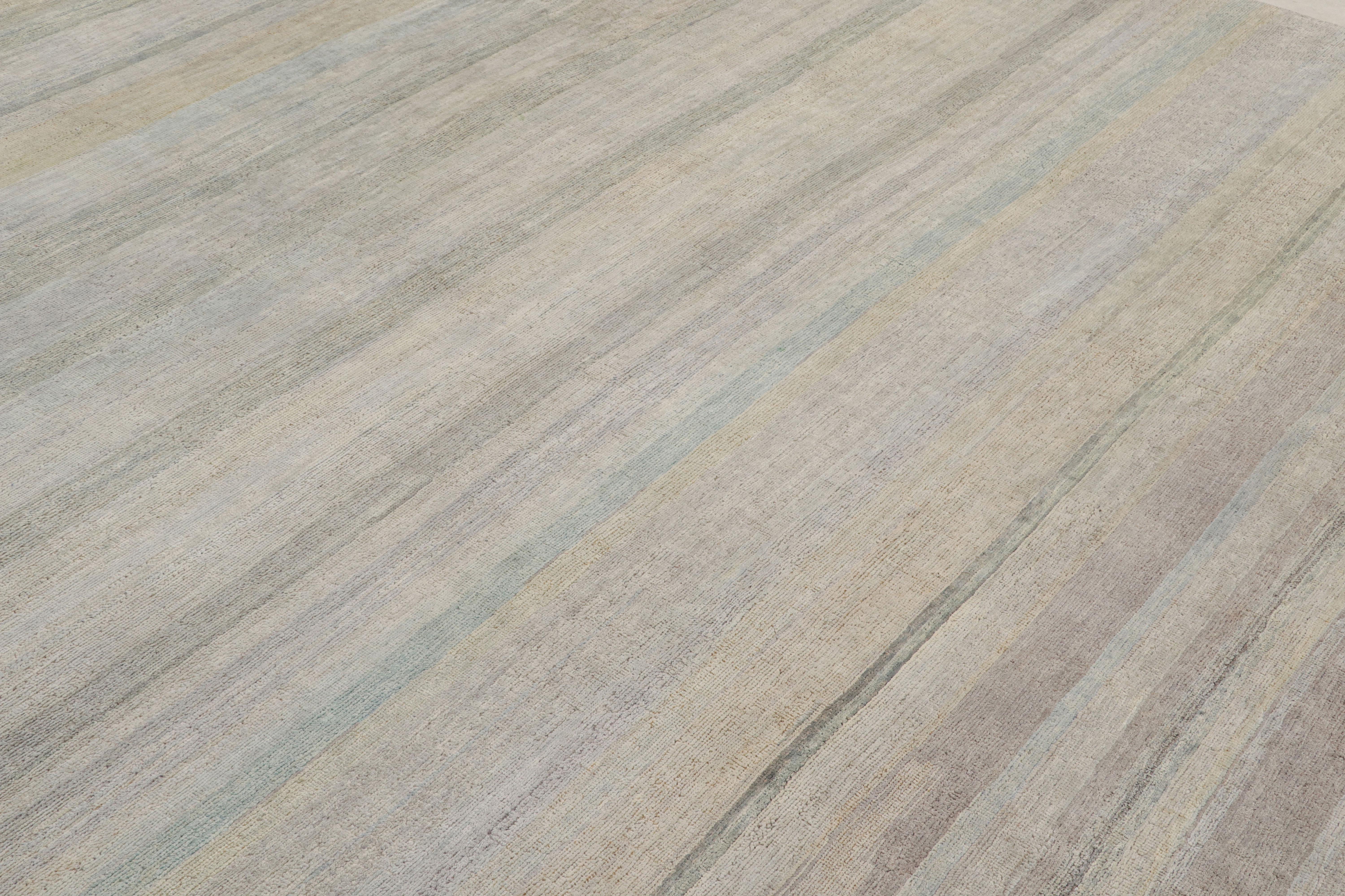 Moderne Tapis texturé de Rug & Kilim à rayures et à bandes beige et bleu clair en vente