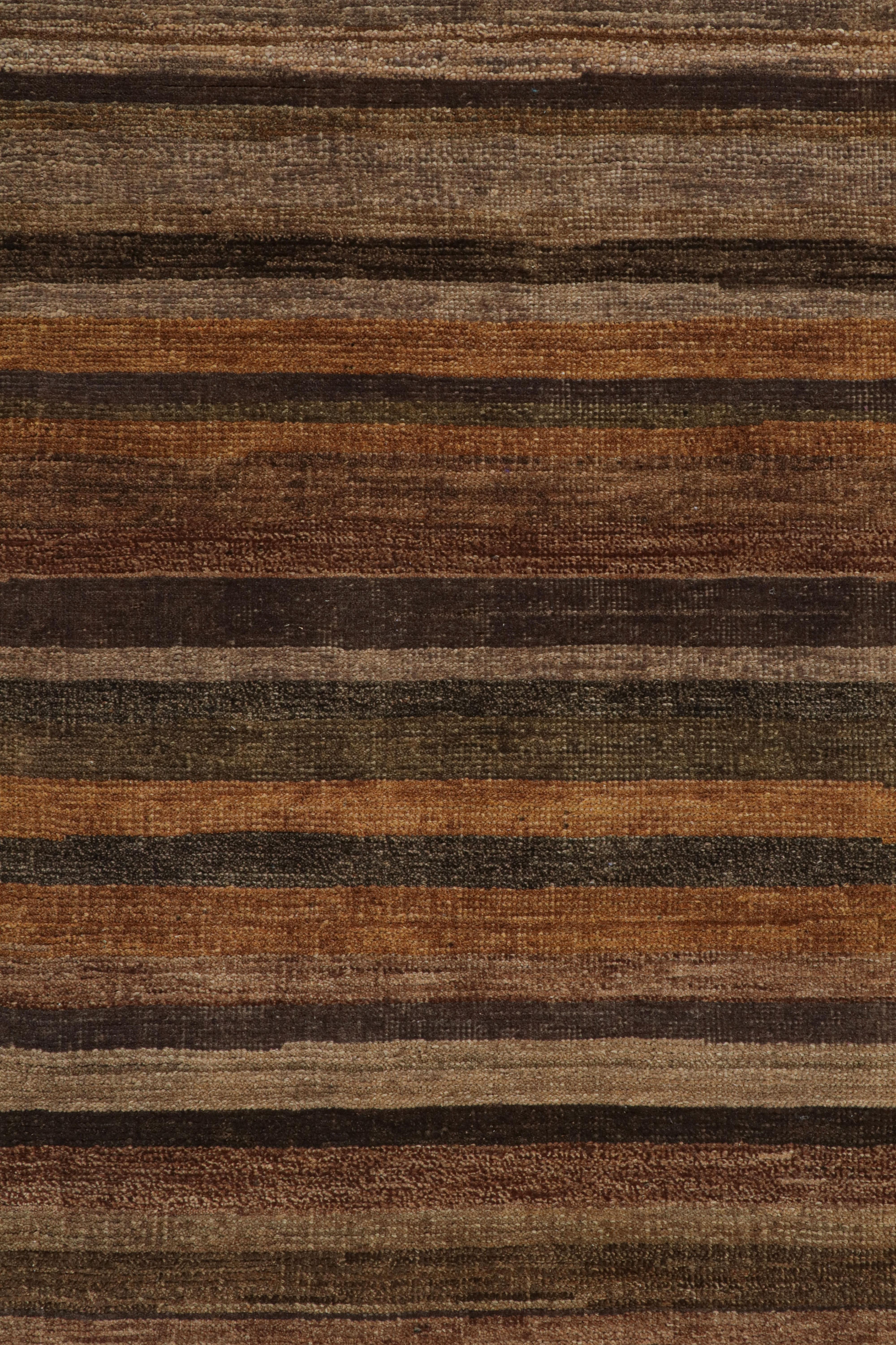Moderne Rug & Kilim's Textural Rug in Beige-Brown Stripes and Striae (tapis texturé à rayures beige et marron) en vente