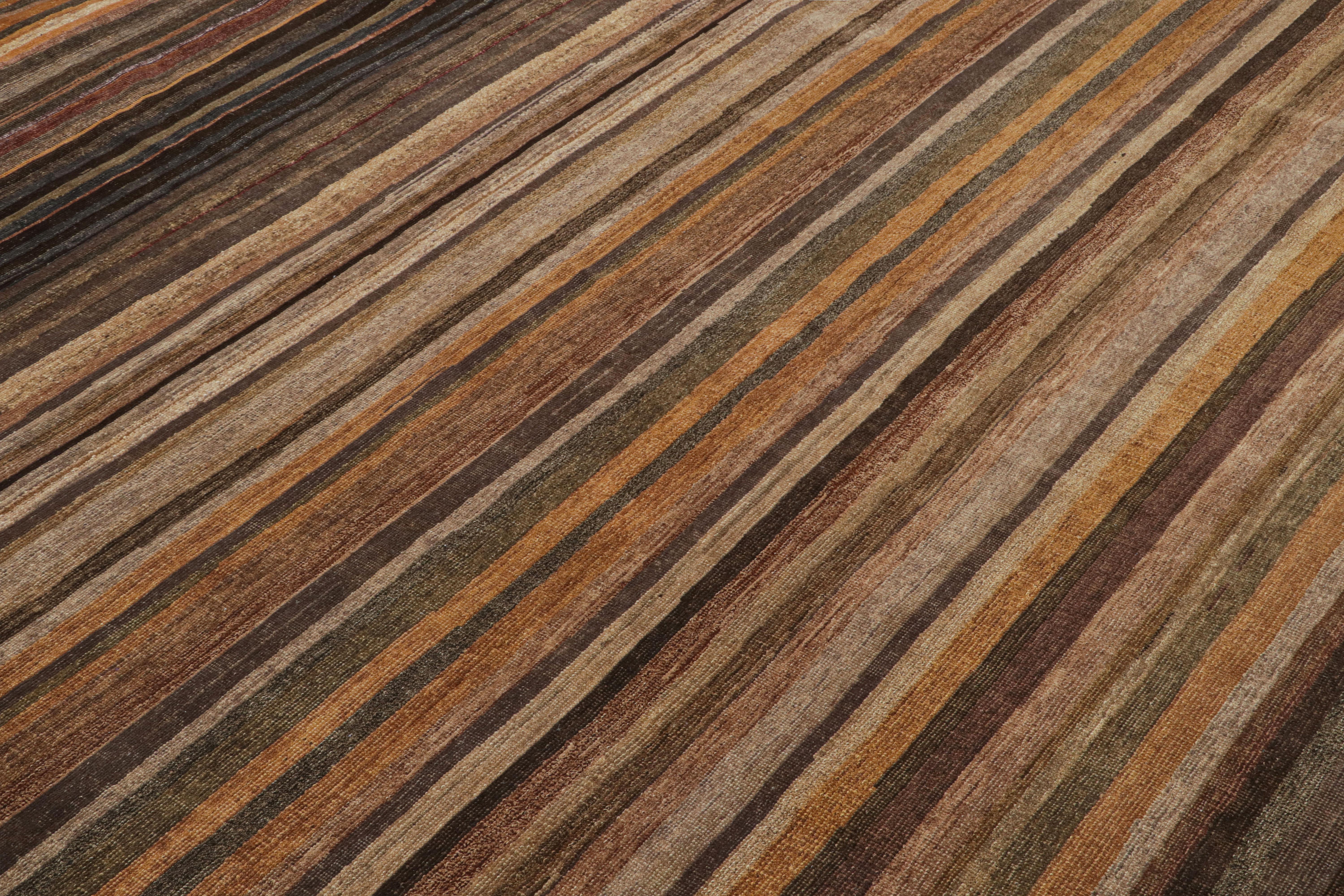 Moderno Rug & Kilim è un tappeto testurizzato a strisce e striature beige-marrone in vendita