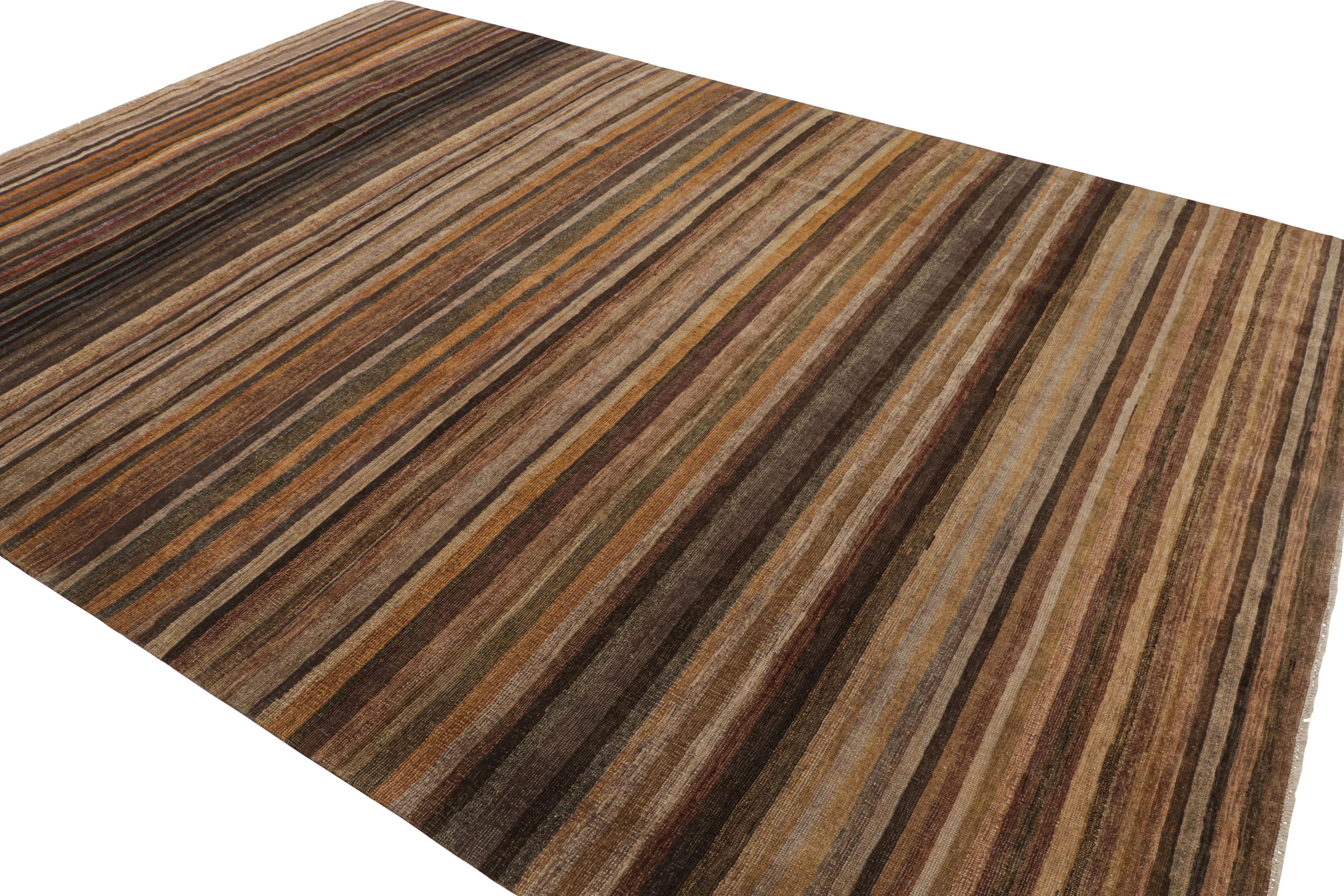 Indien Rug & Kilim's Textural Rug in Beige-Brown Stripes and Striae (tapis texturé à rayures beige et marron) en vente