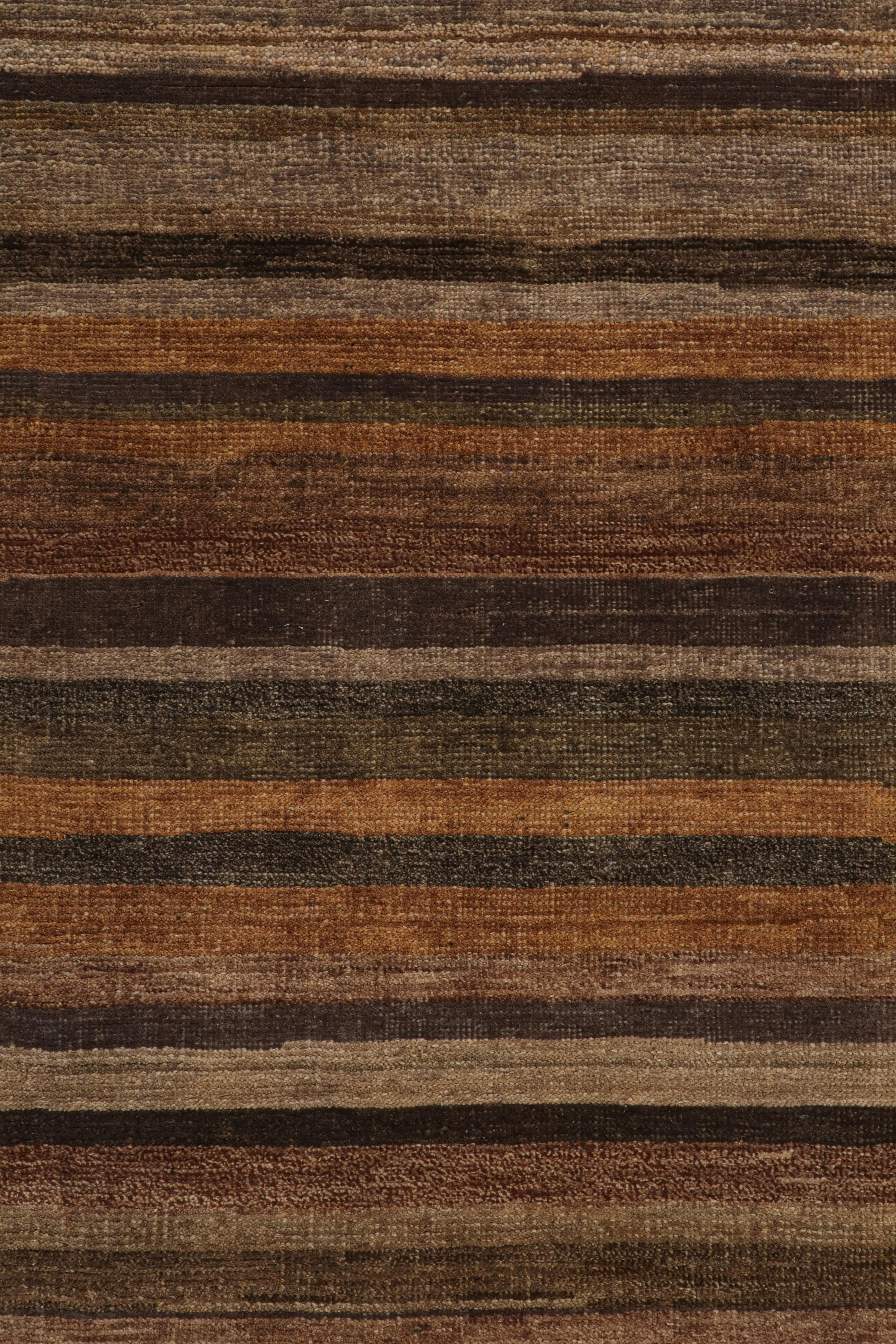 Indiano Rug & Kilim è un tappeto testurizzato a strisce e striature beige-marrone in vendita