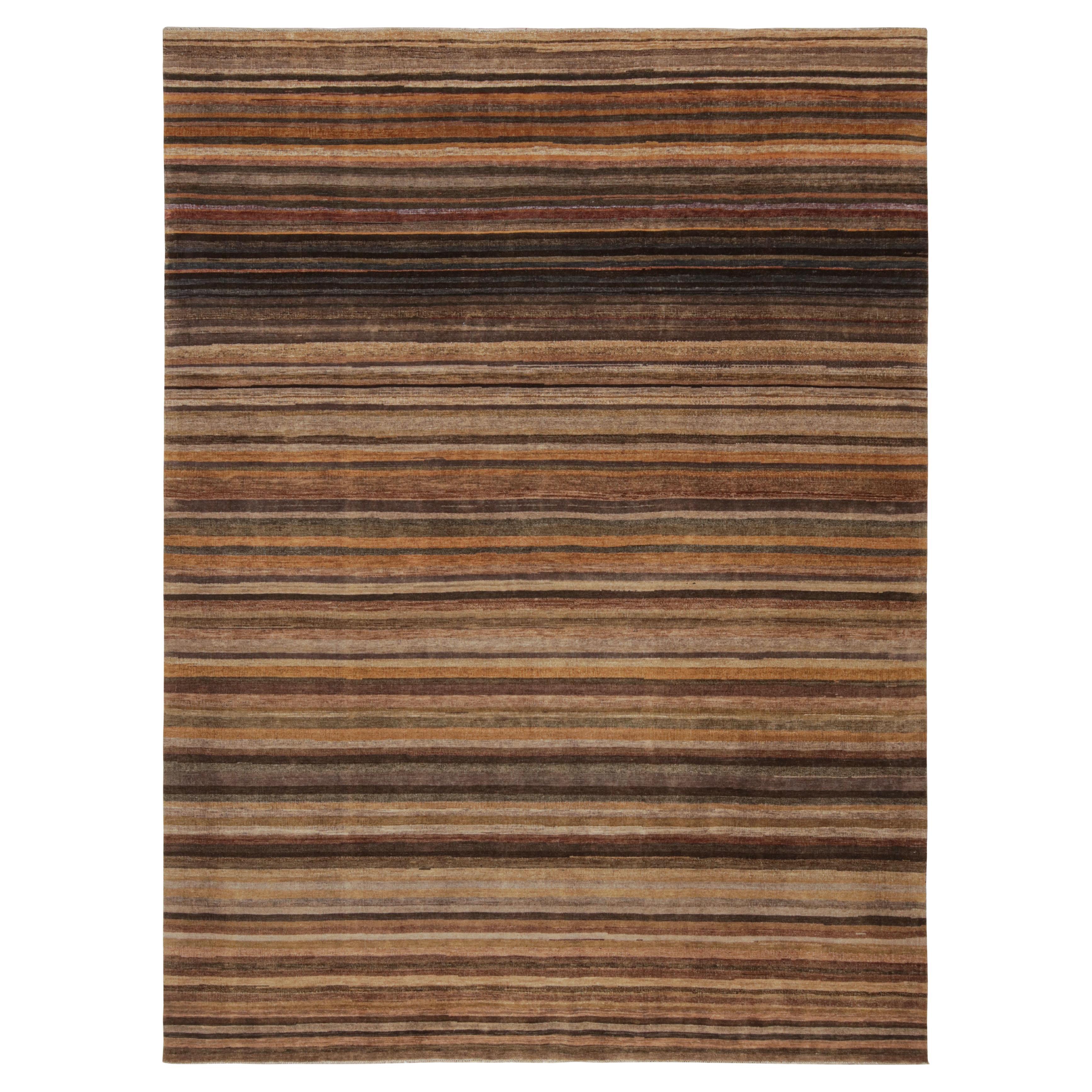 Rug & Kilim è un tappeto testurizzato a strisce e striature beige-marrone in vendita