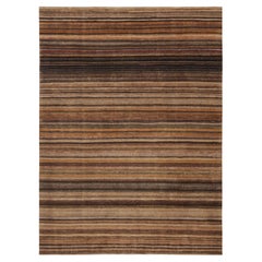 Rug & Kilim è un tappeto testurizzato a strisce e striature beige-marrone